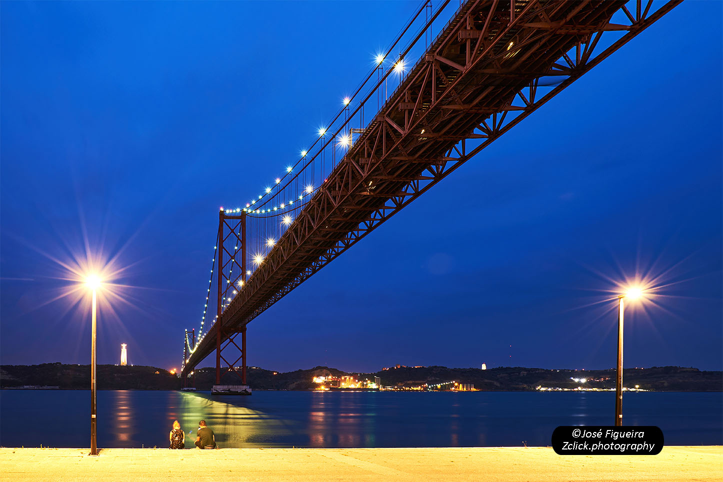 Notte d'estate sotto le luci del ponte