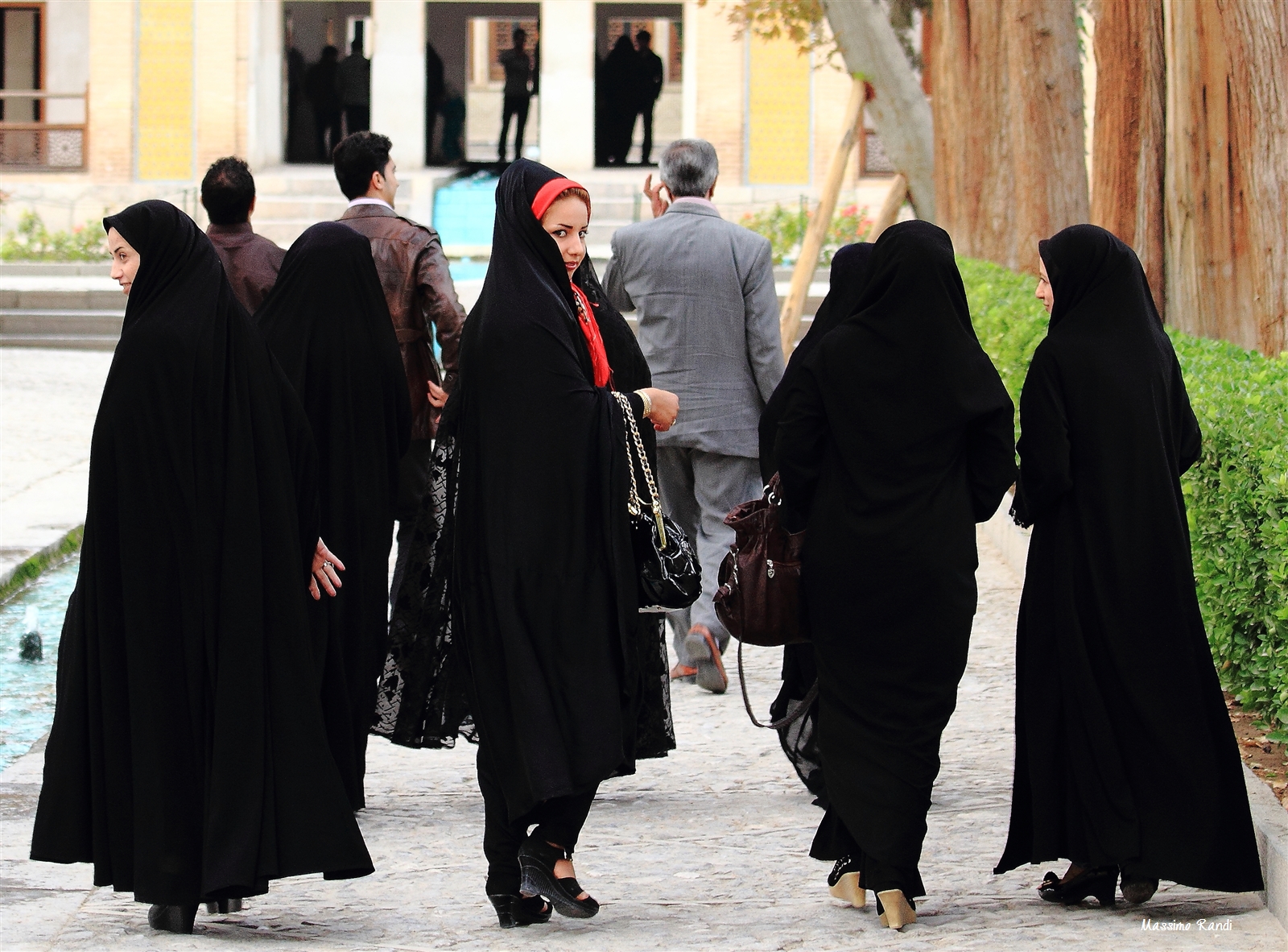 Iran - Isfahan - women walking