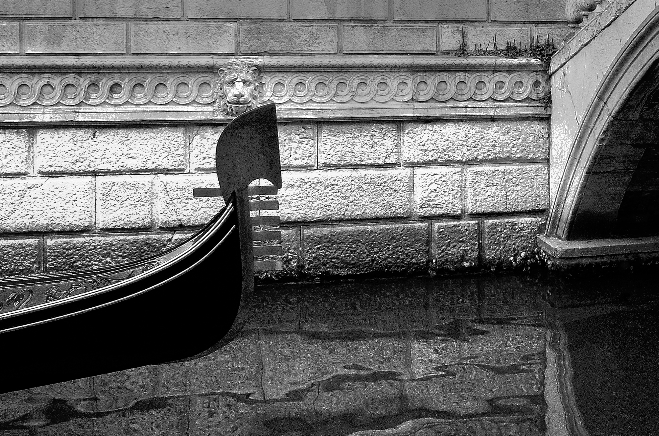 Si muove lentamente tra i canali...