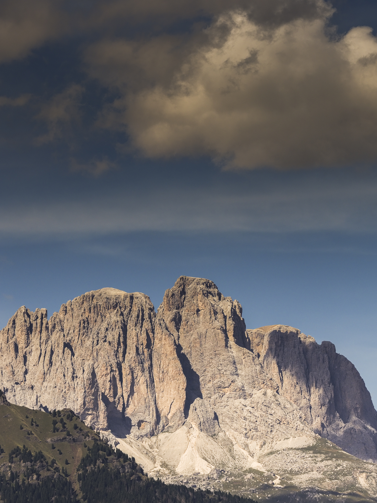 Gruppo del Sassolungo fotografato dalla Val di Fassa