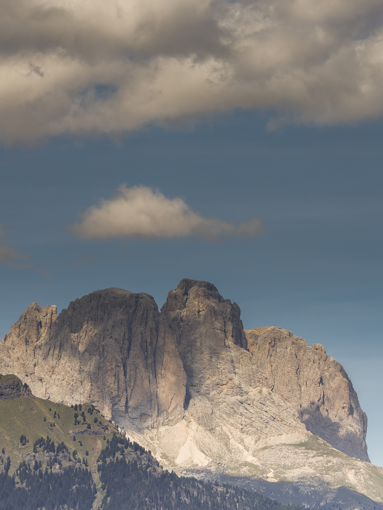 Gruppo del Sassolungo fotografato dalla Val di Fassa