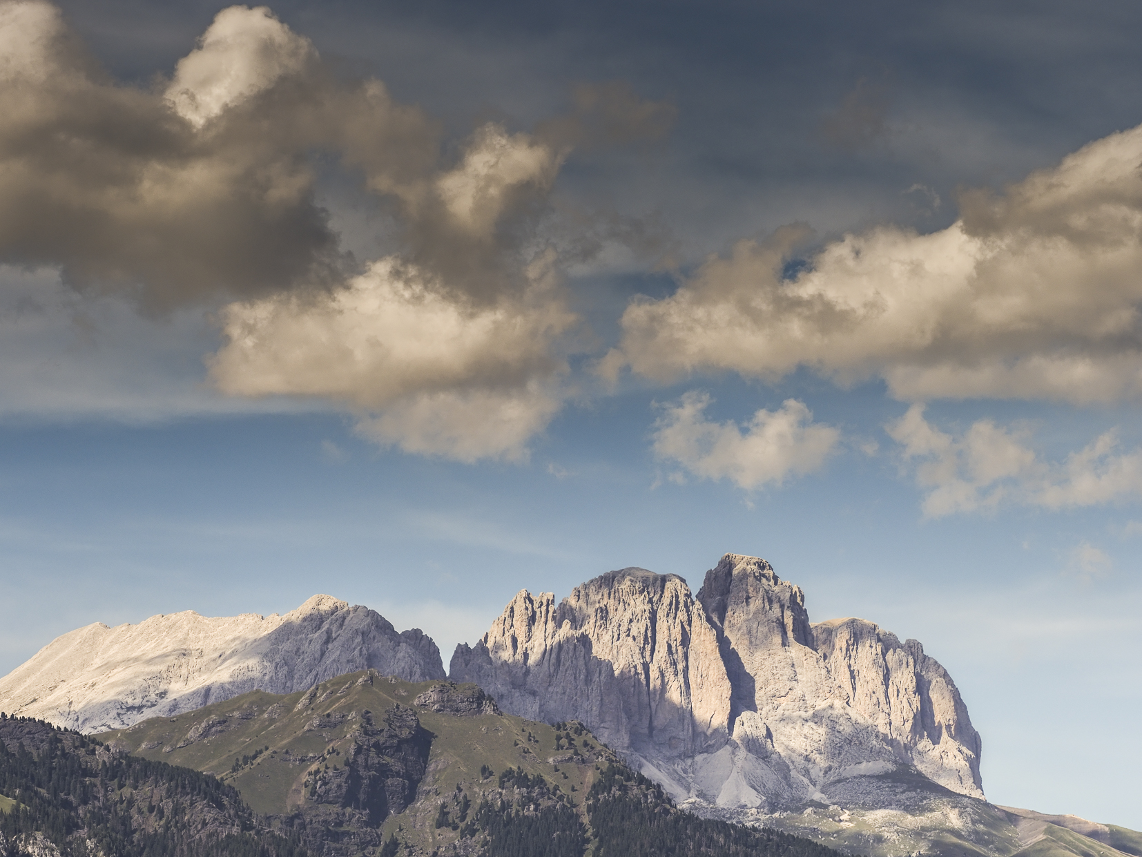 Gruppo del Sassolungo fotografato dalla Val di Fassa