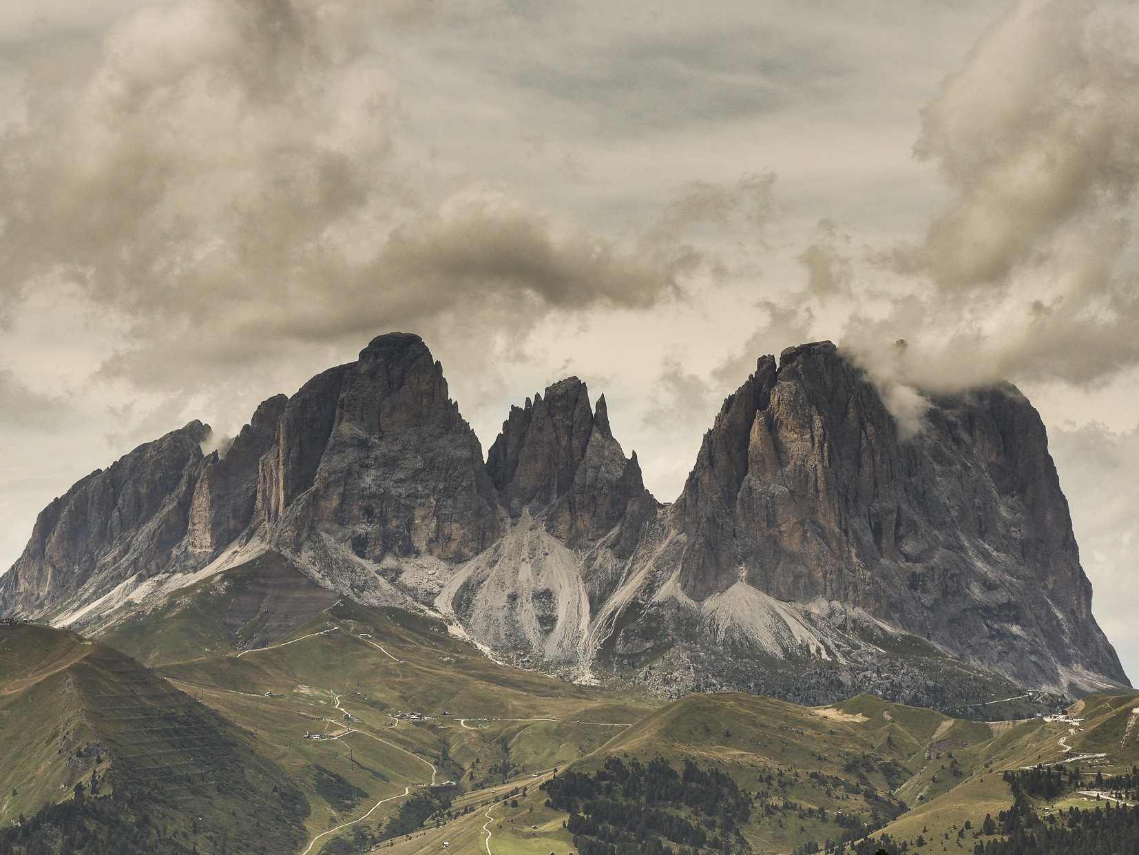 Gruppo del Sassolungo fotografato dal rifugio Fredarola