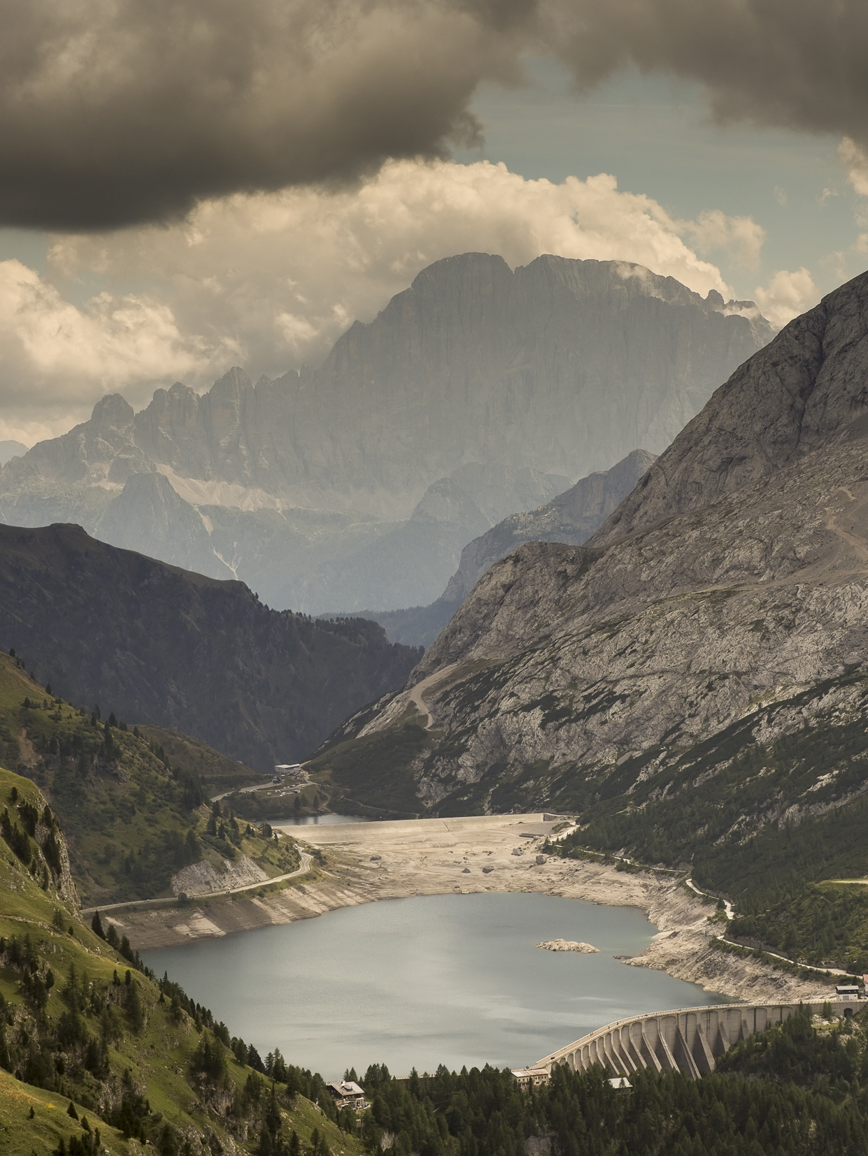 Lago Fedaia con il monte Civetta alle spalle