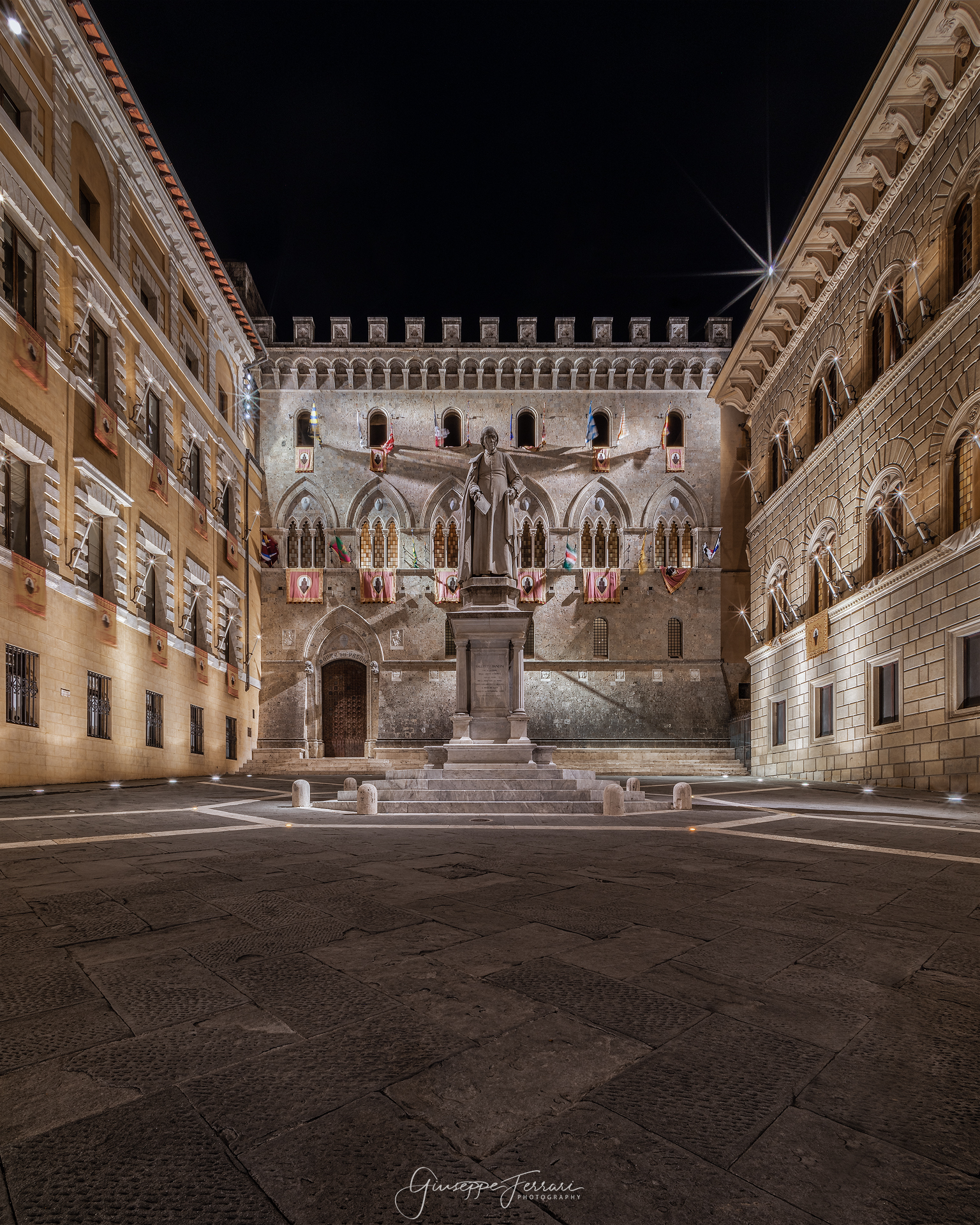 Siena piazza Salimbeni
