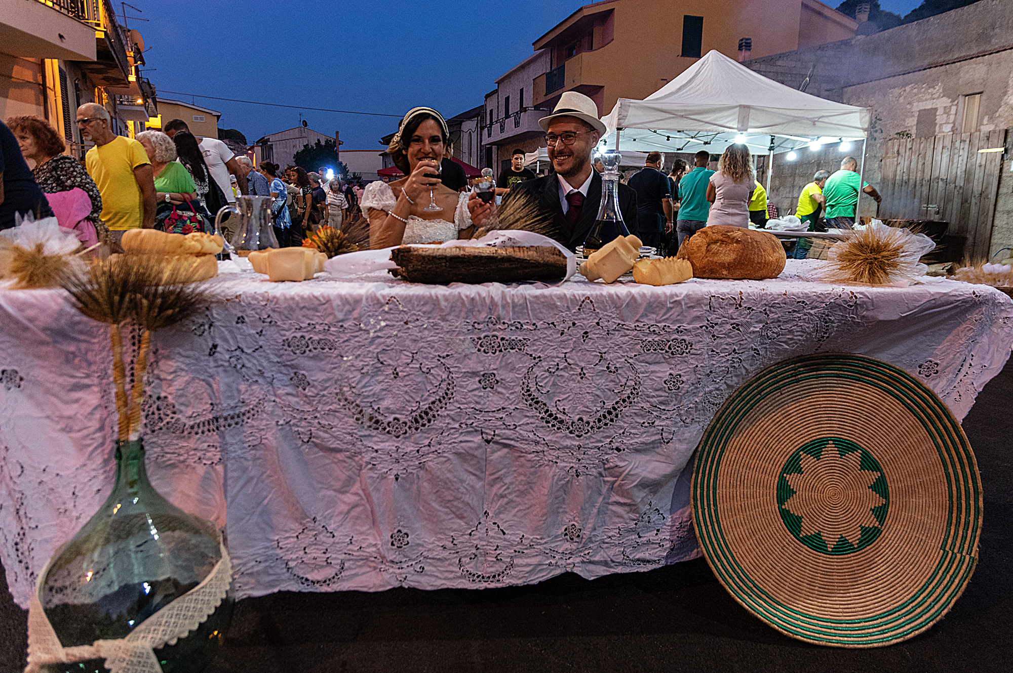 Il brindisi in mezzo alla festa