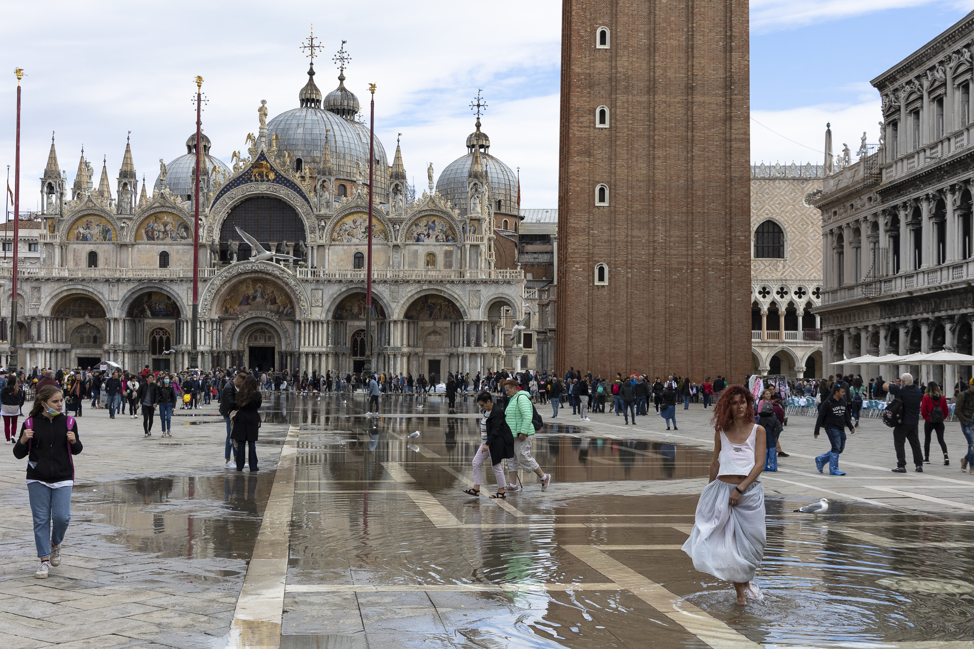 Cosa fa quella ragazza?