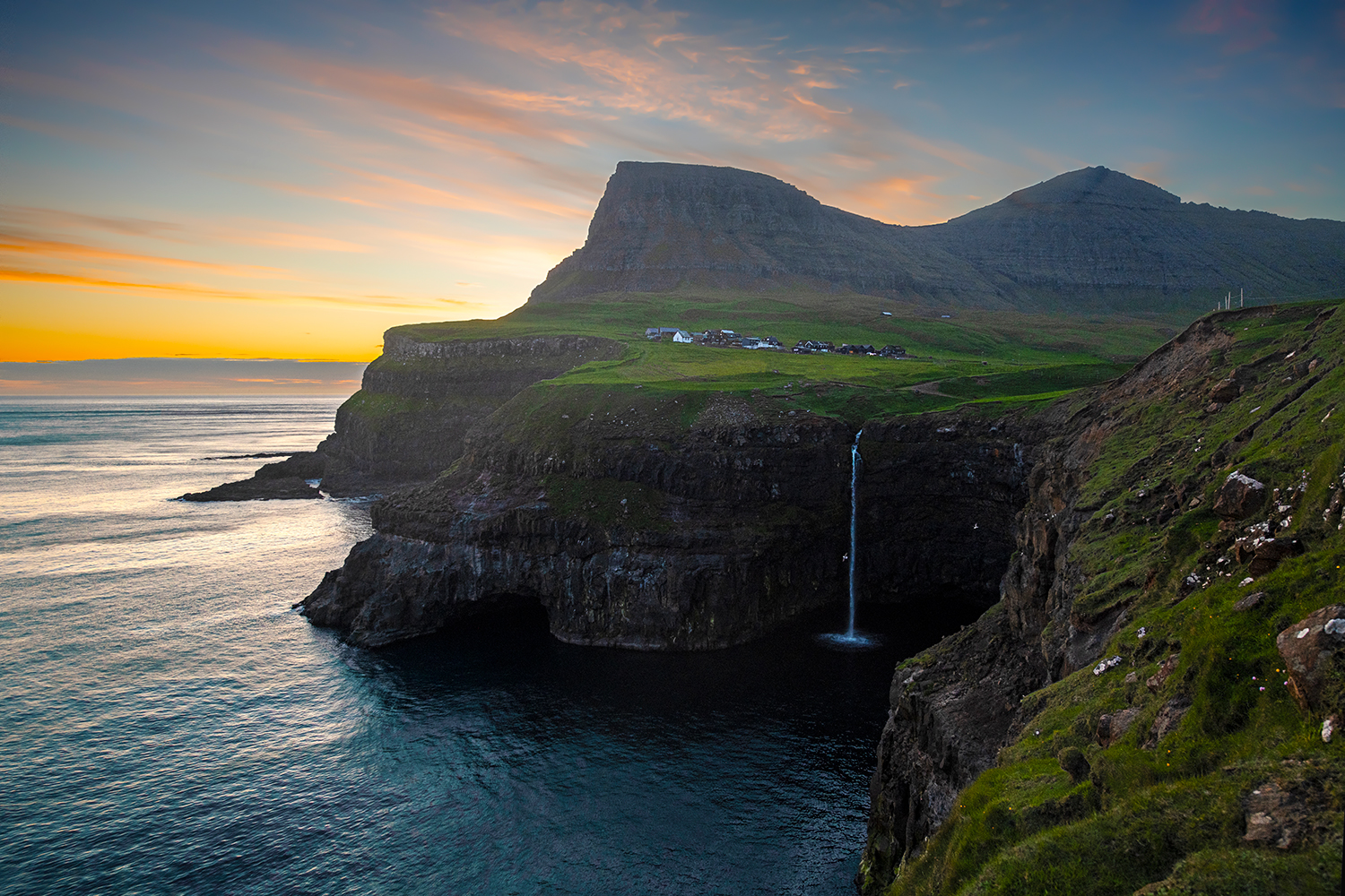 La cascata di Múlafossur al tramonto