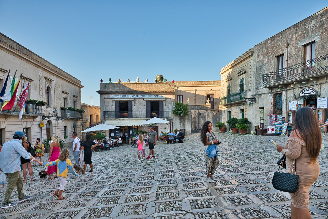 La piazza di Erice
