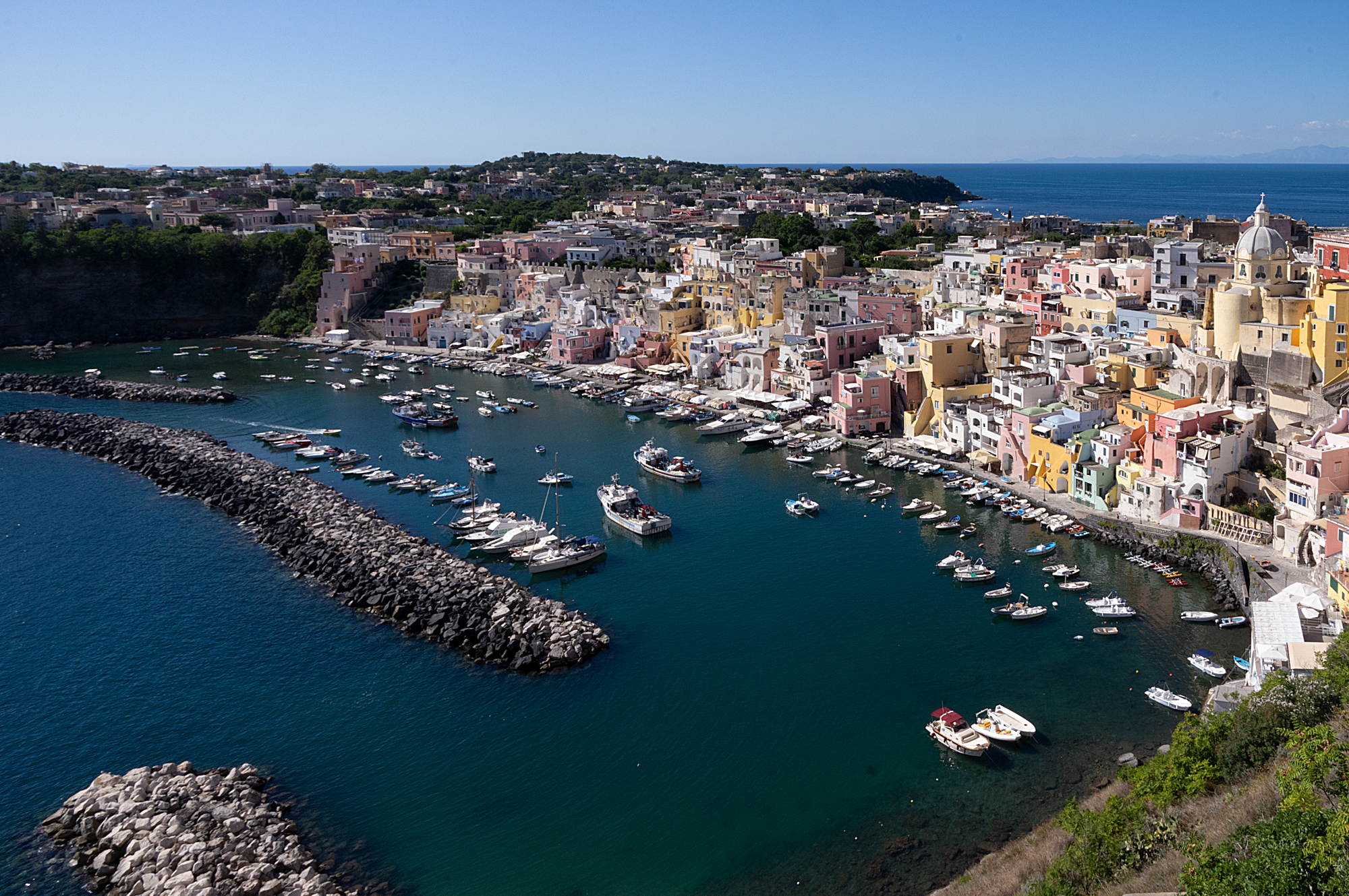 Procida. Una veduta su Marina di Corricella