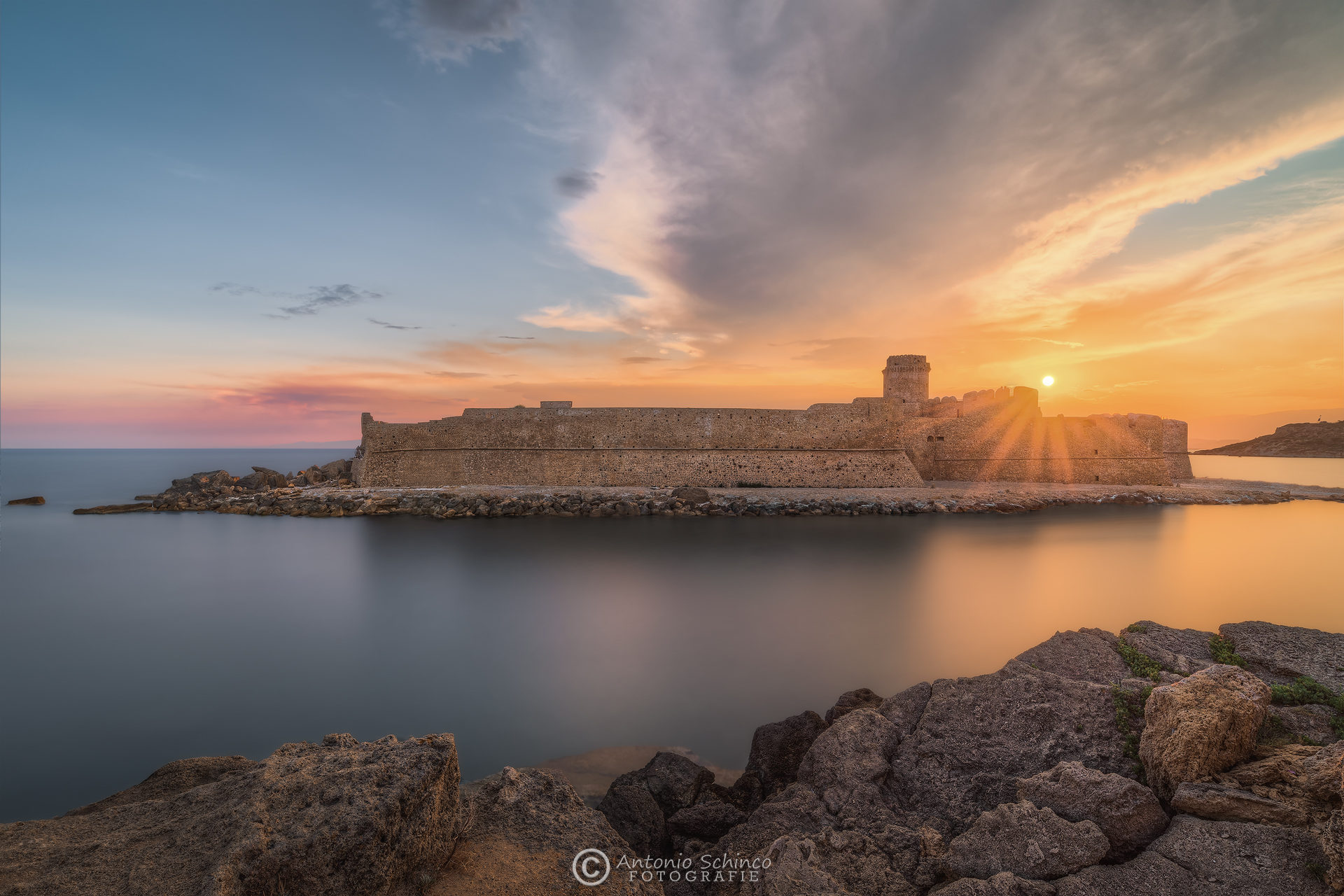 La Fortezza Aragonese Al Tramonto