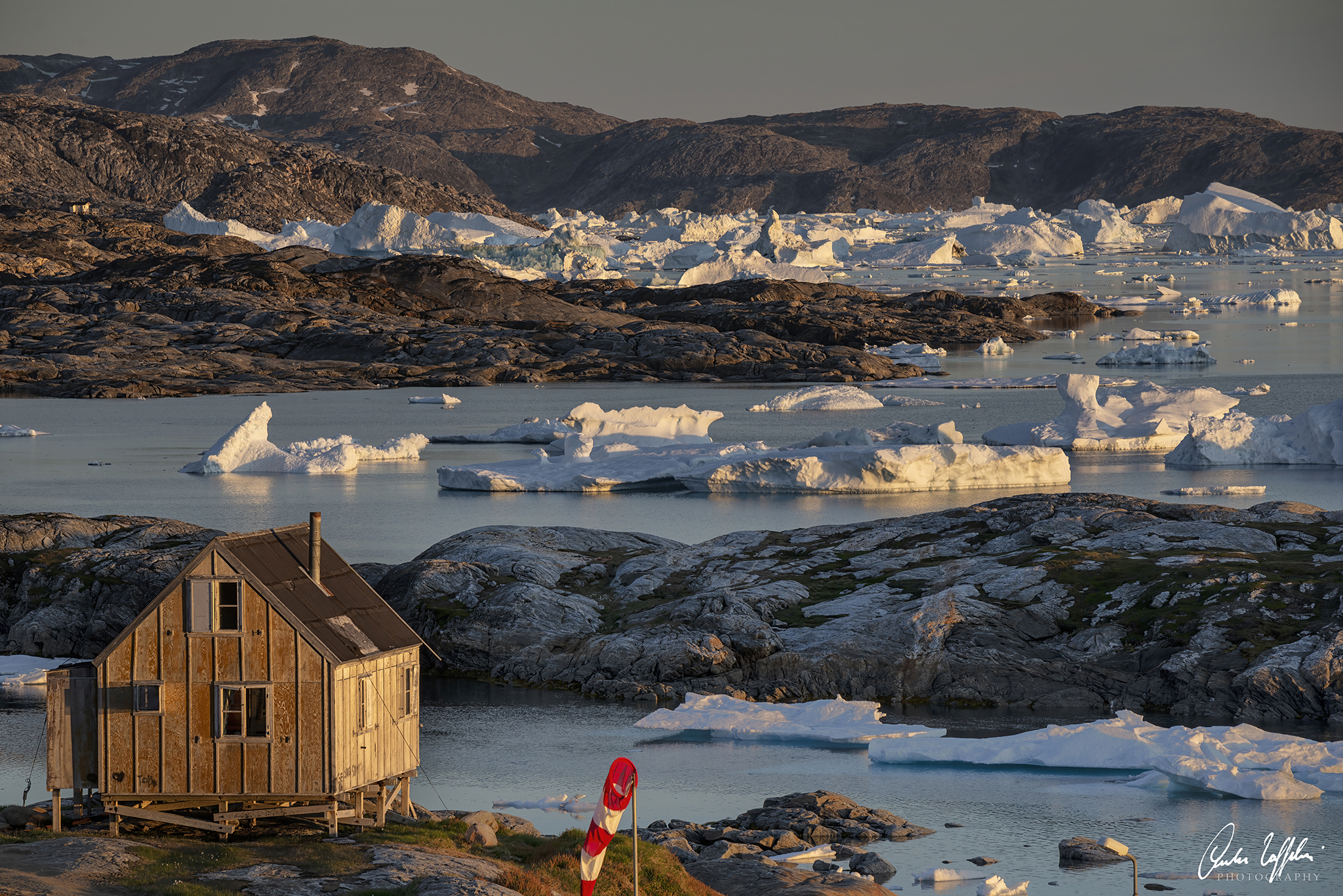 Tramonto sul piccolo paese di Tiniteqilaaq