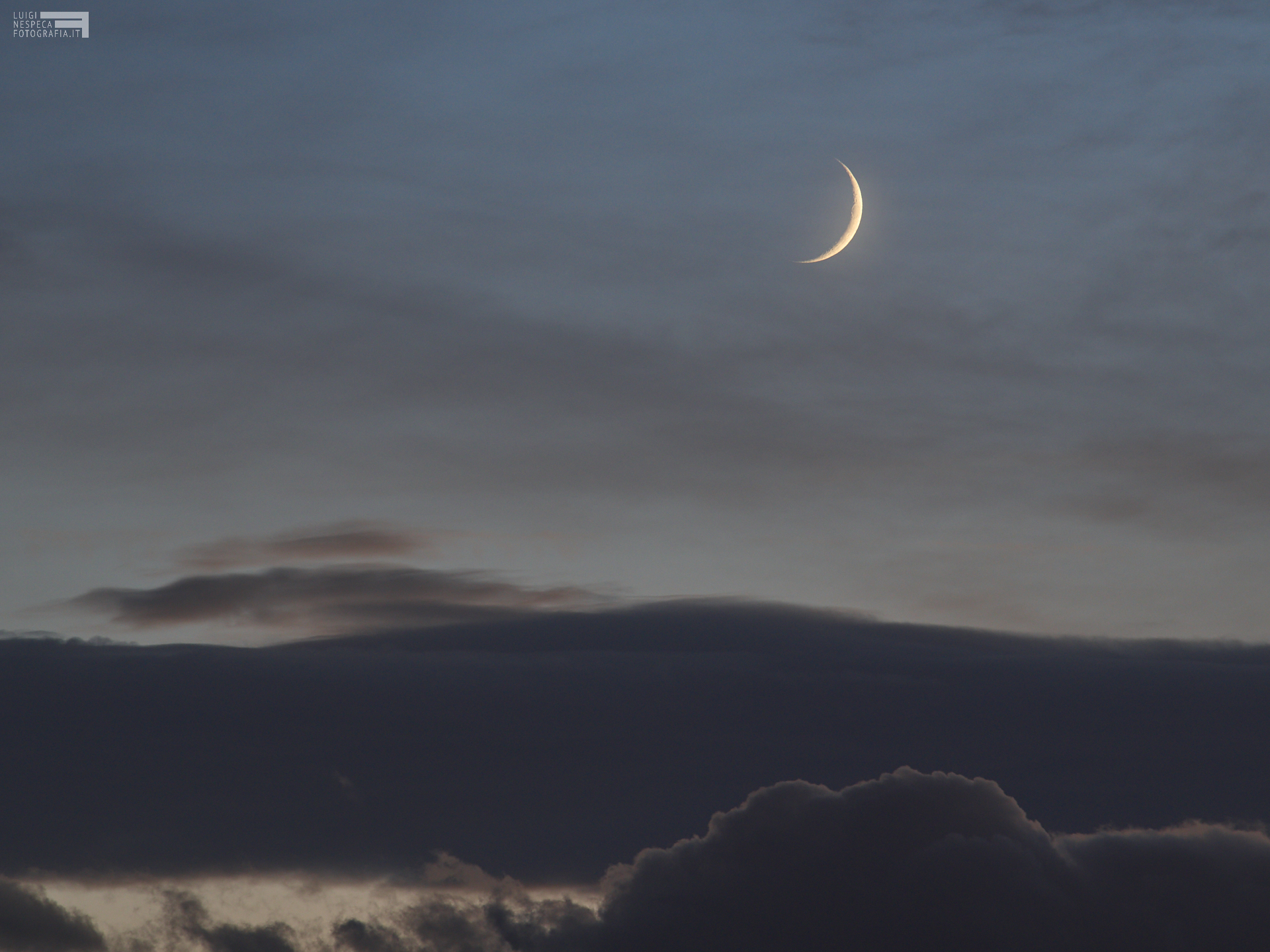 La luna a tramonto - ora blu