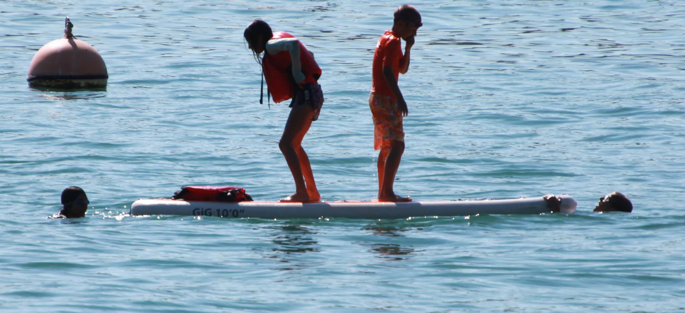 Bambini in gioco con surf
