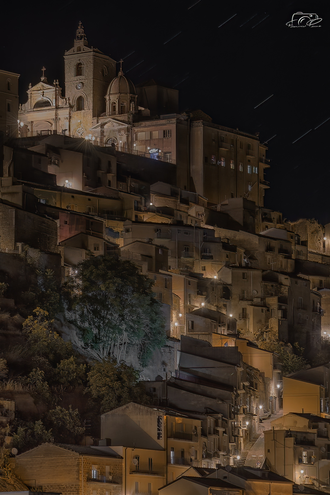 Troina di notte tra il silenzio della gente