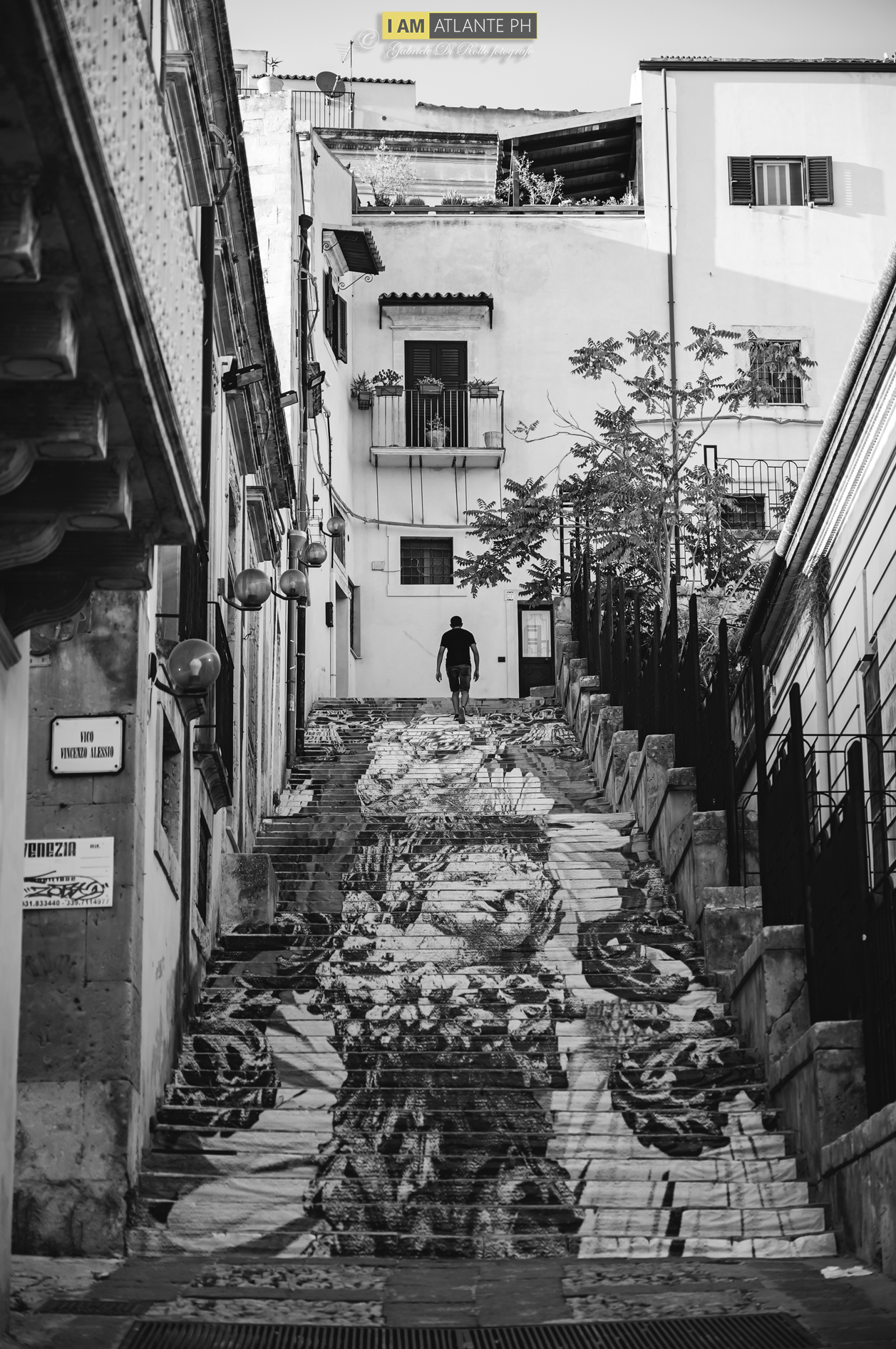 Surrounded by art (Noto)