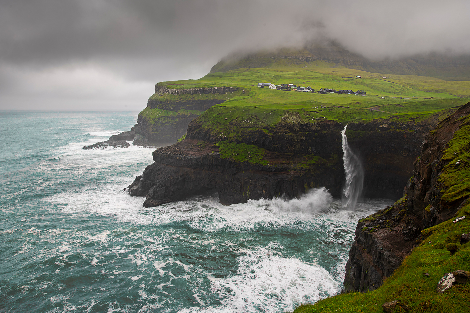 La cascata di Múlafossur con mareggiata