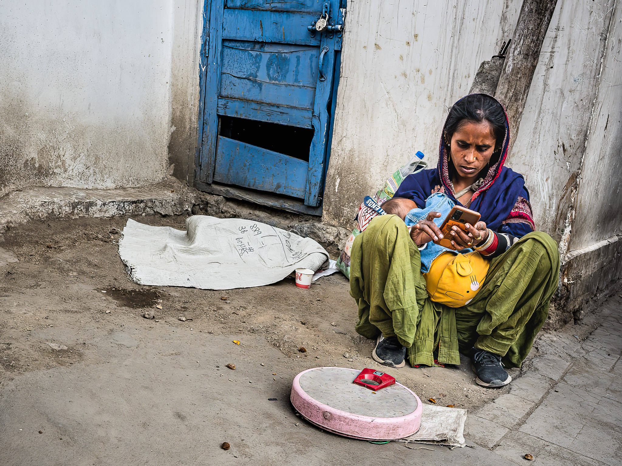 Connected poverty n,1