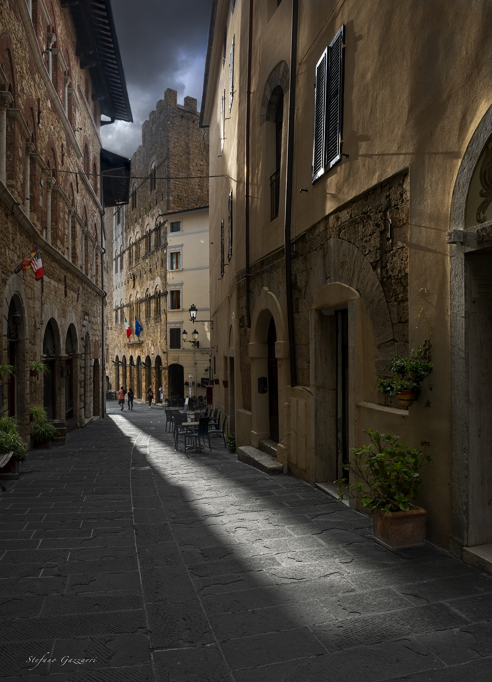 The ray in the alley