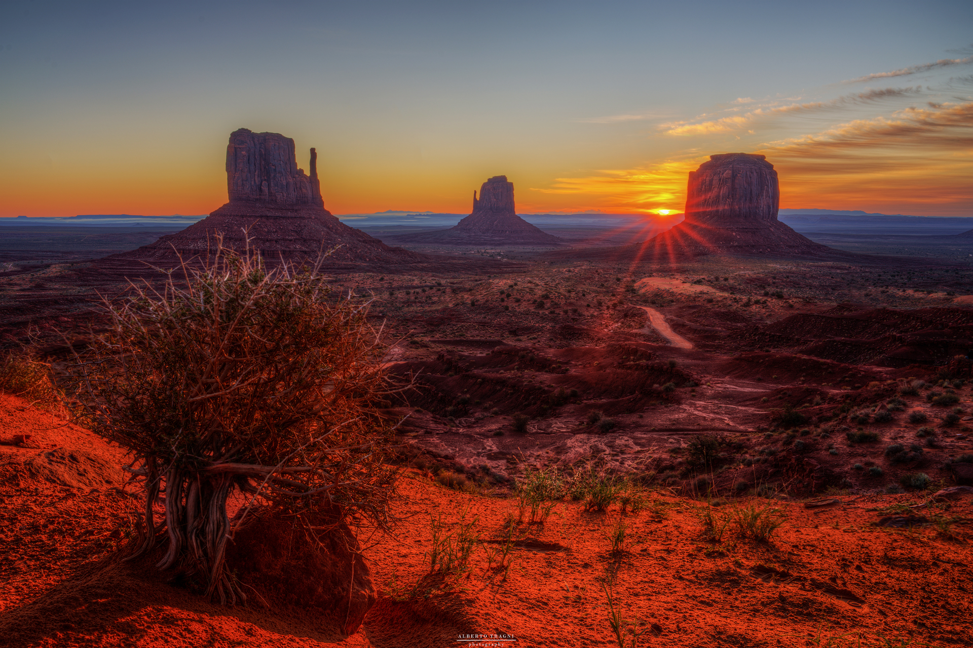 Tiepida alba alla Monument Valley, UT