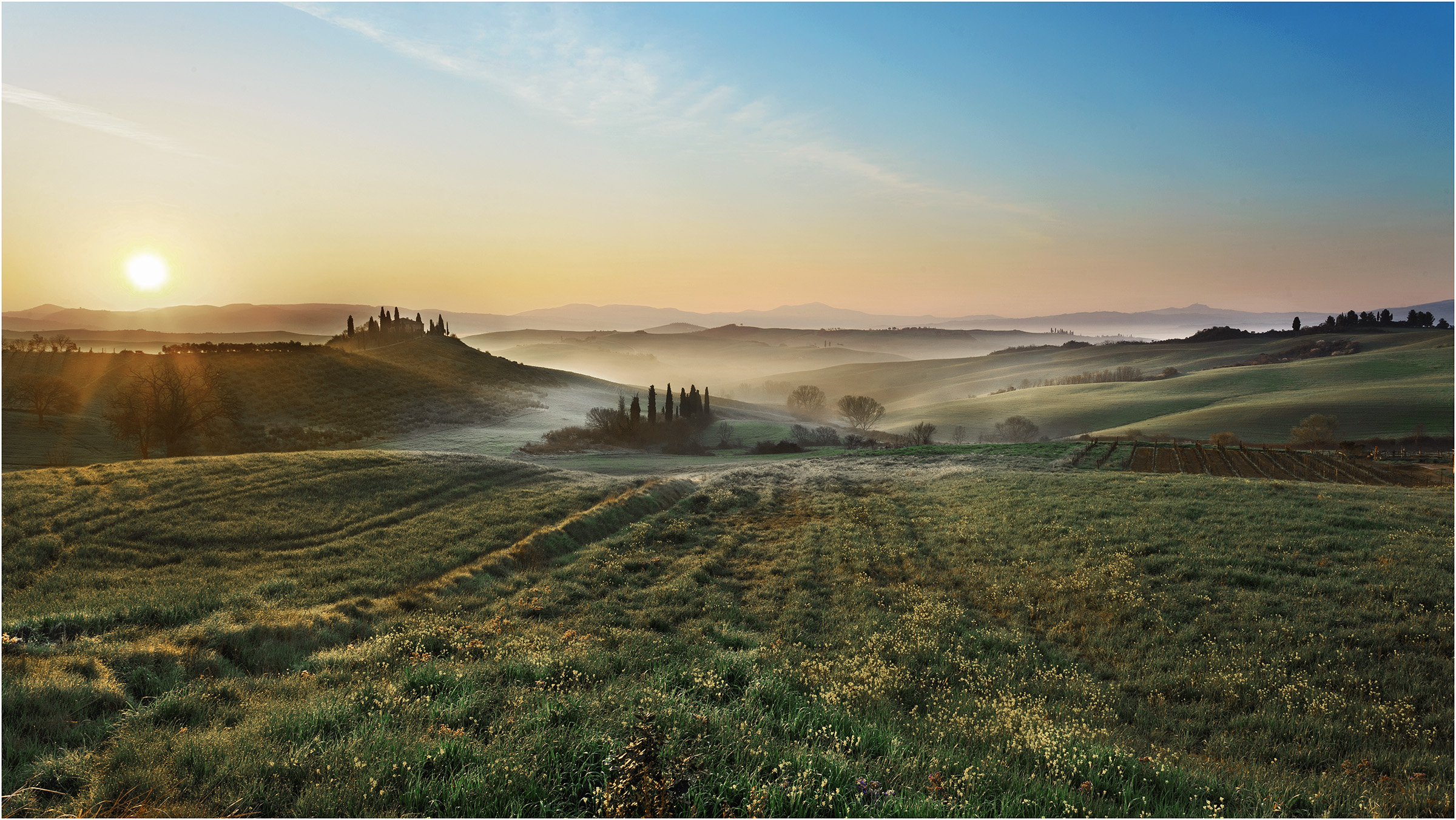 L'alba nella campagna senese