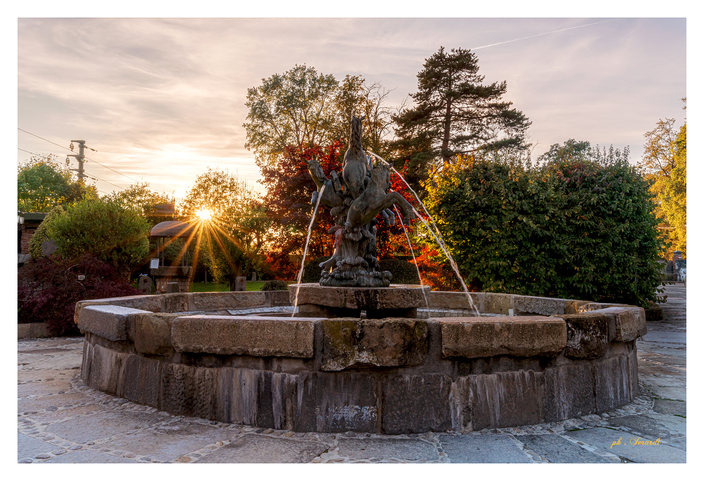 Fontana con tramonto