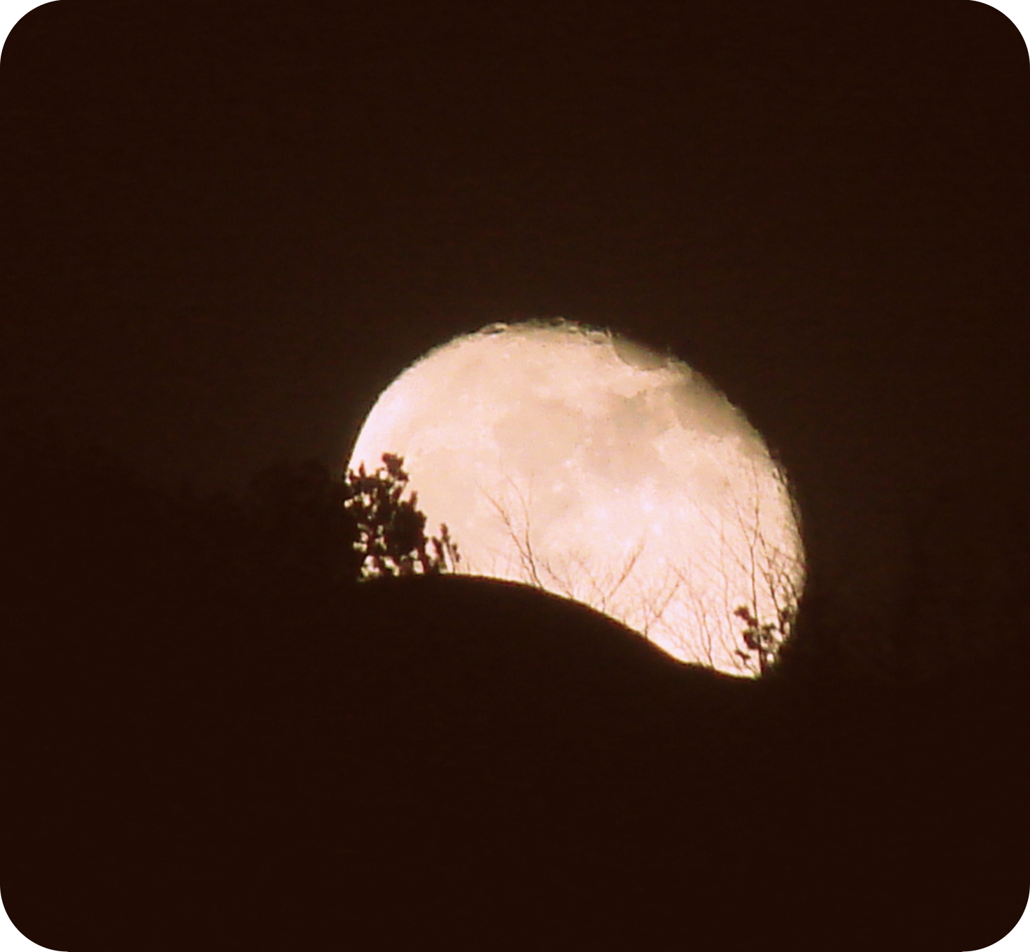 Emerge the moon from the mountain ....