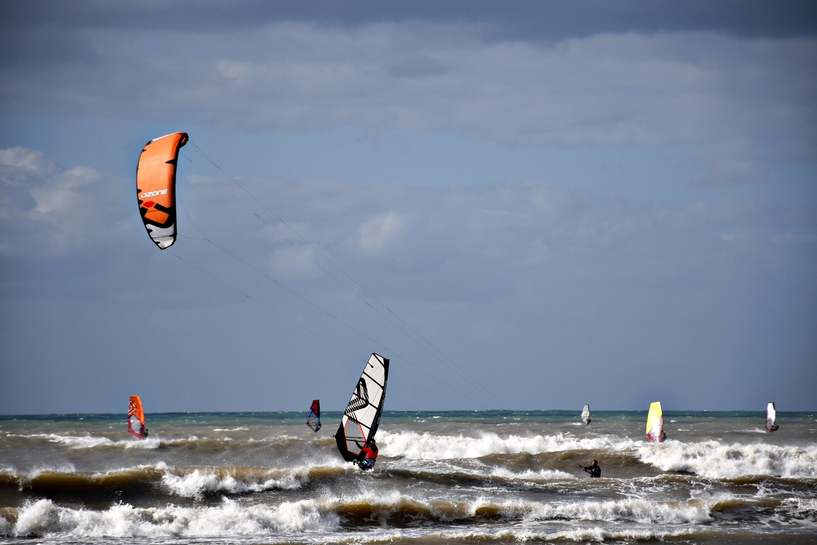 Playing with the wind in the waves of the sea