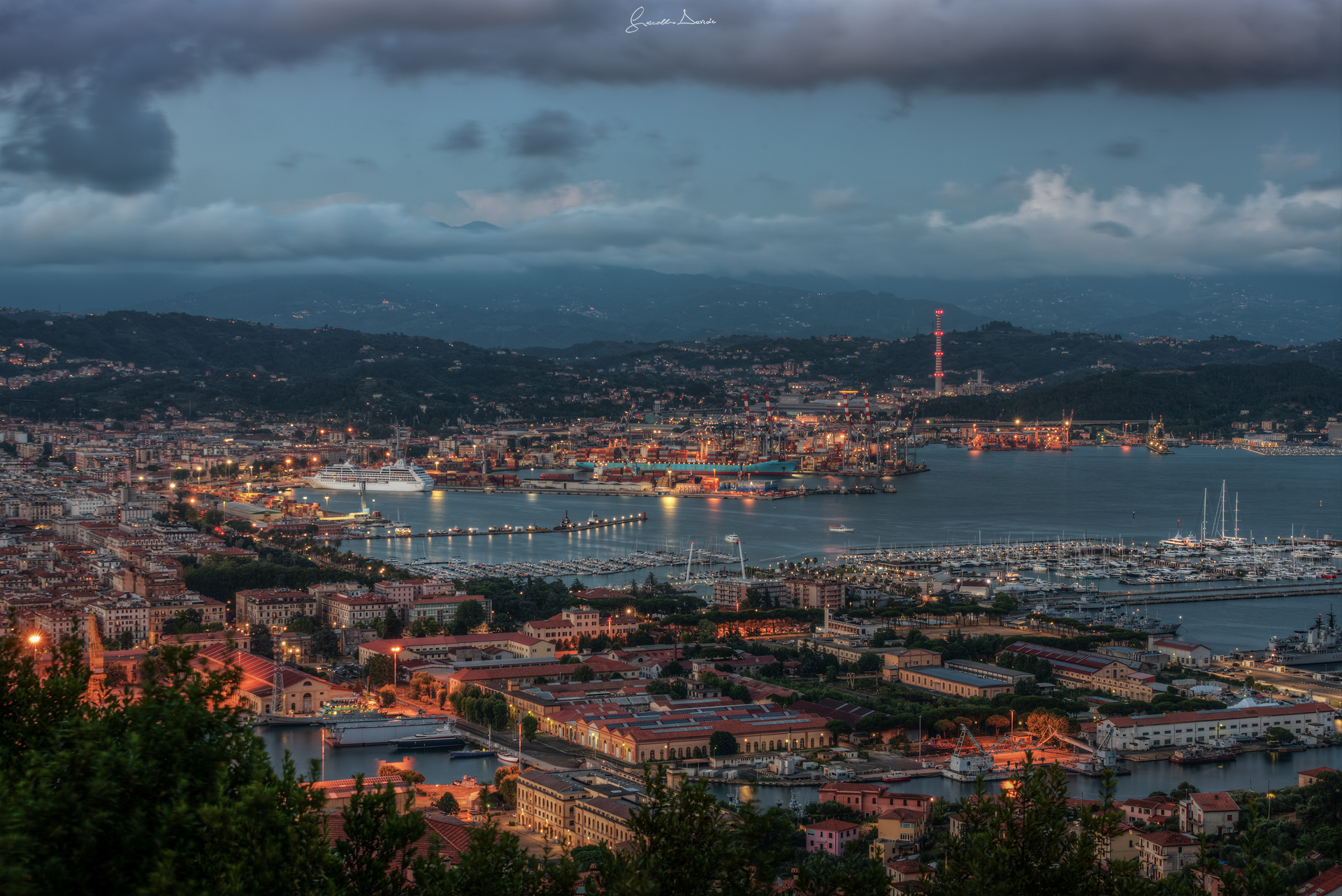 ora blu al porto di La Spezia