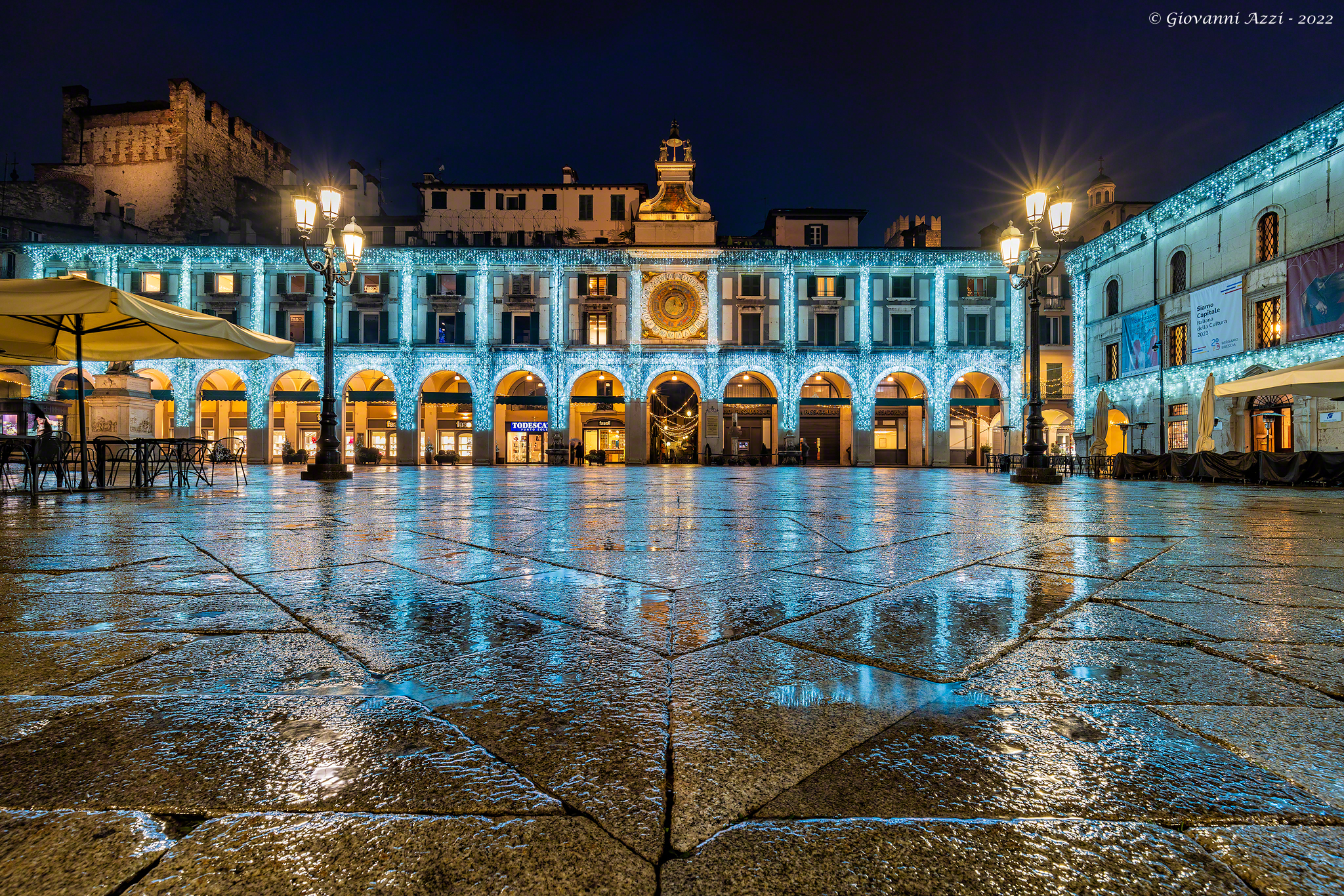 Piazza Loggia in abito natalizio