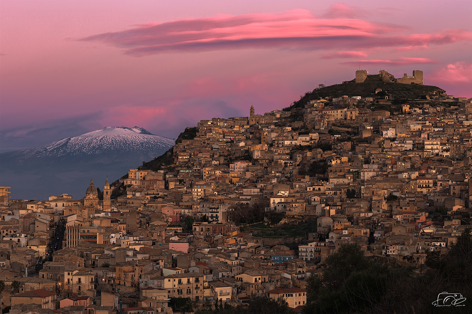 Agira al tramonto con l'Etna (ultimo scatto 2022)