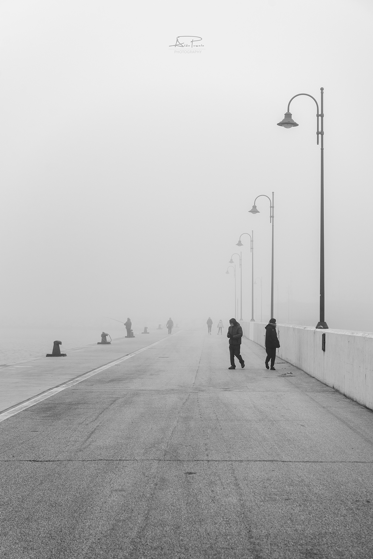 Passeggiando in un pontile di nebbia
