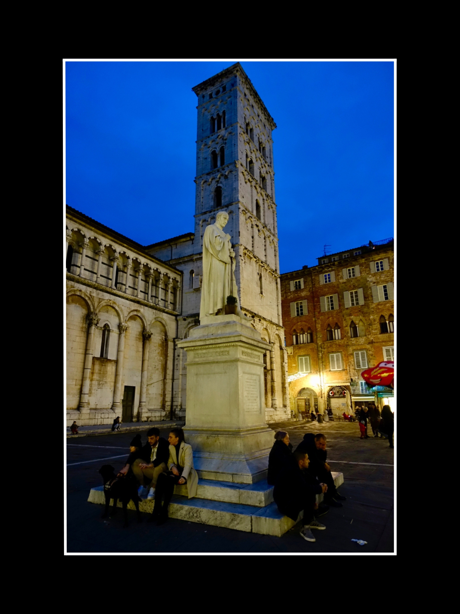 Sotto il severo sguardo