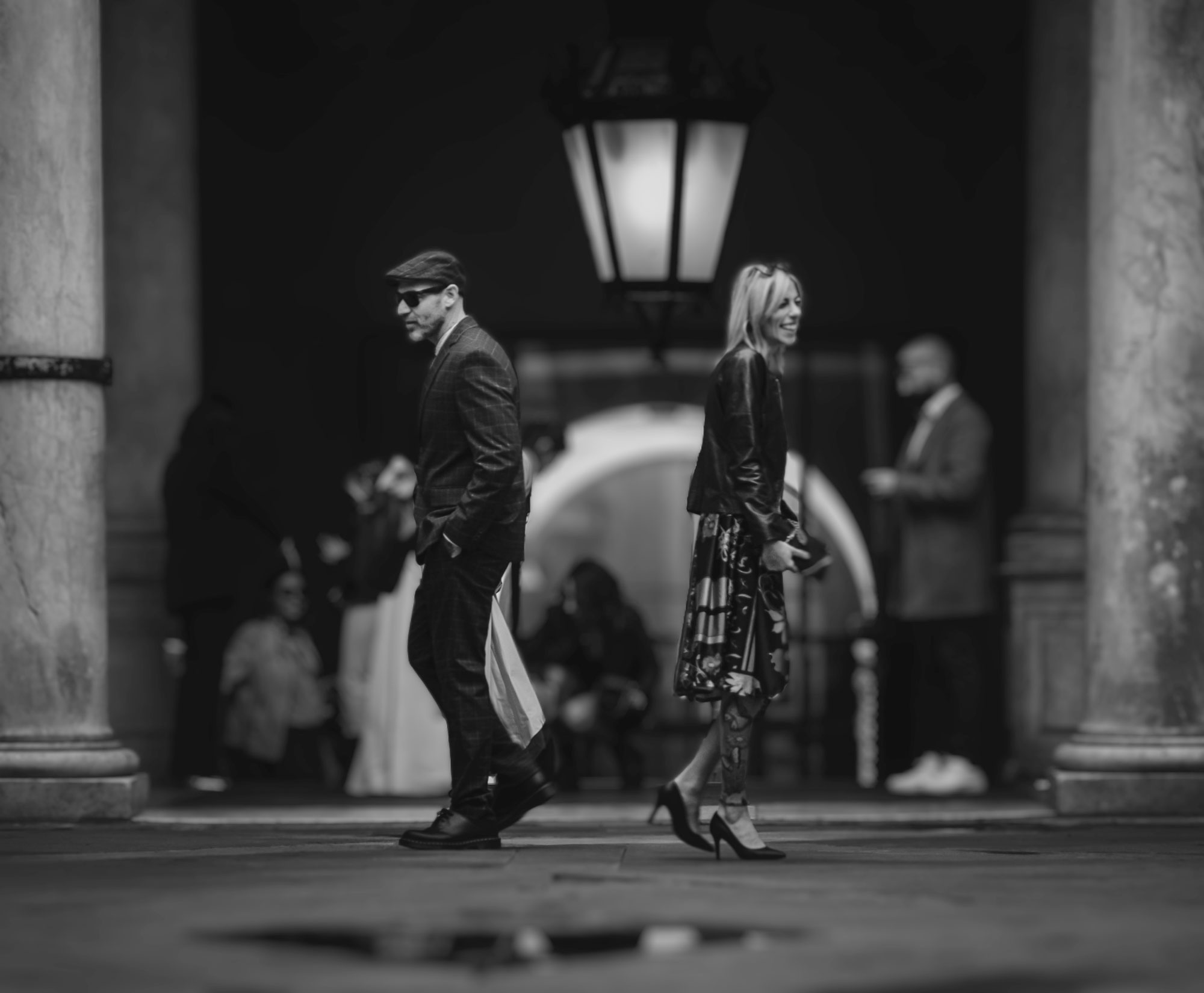 Street in mezzo ad un matrimonio