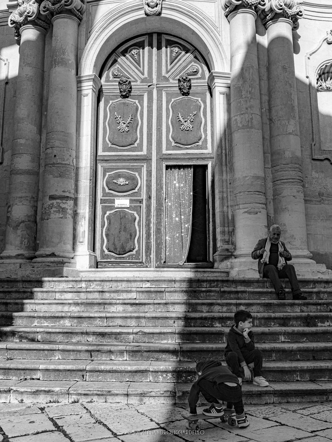 L'uomo passa, la pietra resta...