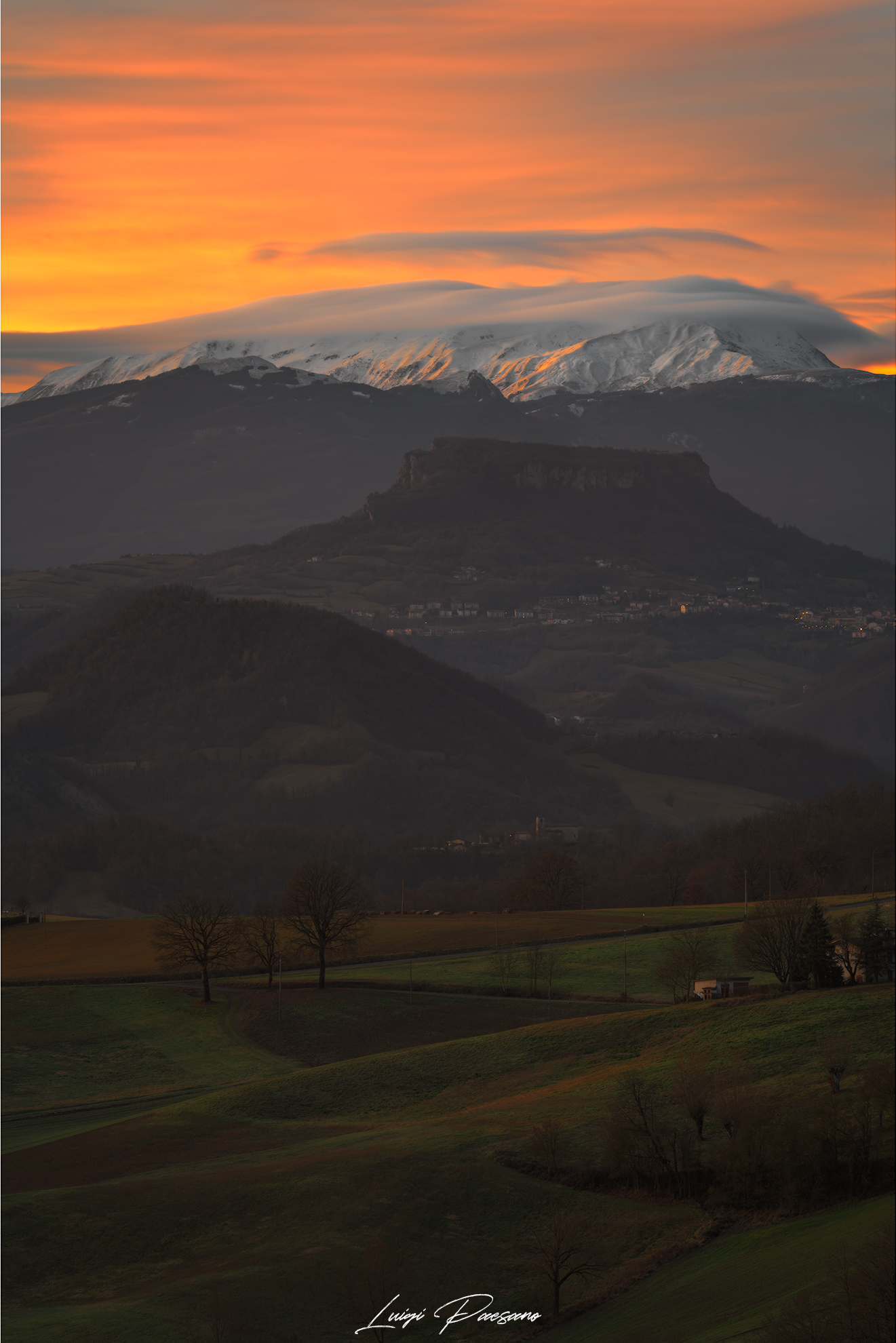 Il gigante buono e pietra di bismantova all'alba