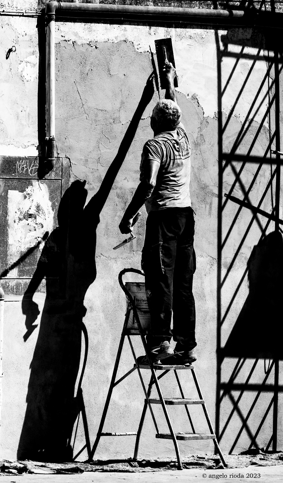 L'ombra rasente il muro.