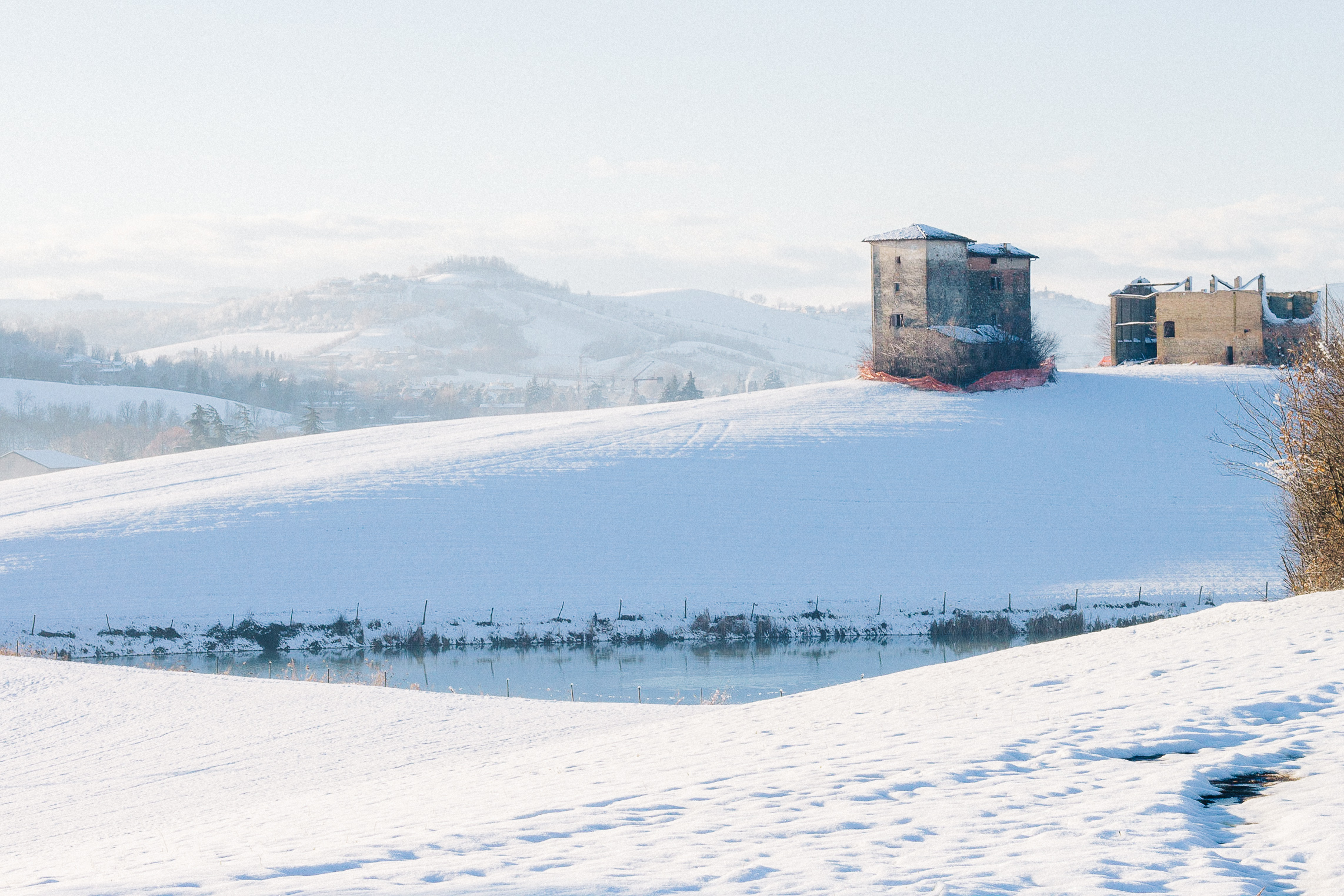 Rudere innevato tra le colline
