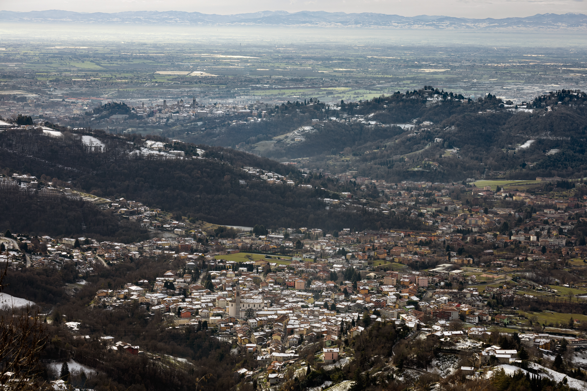 Bergamo from Canto Alto and in the background the Apennines