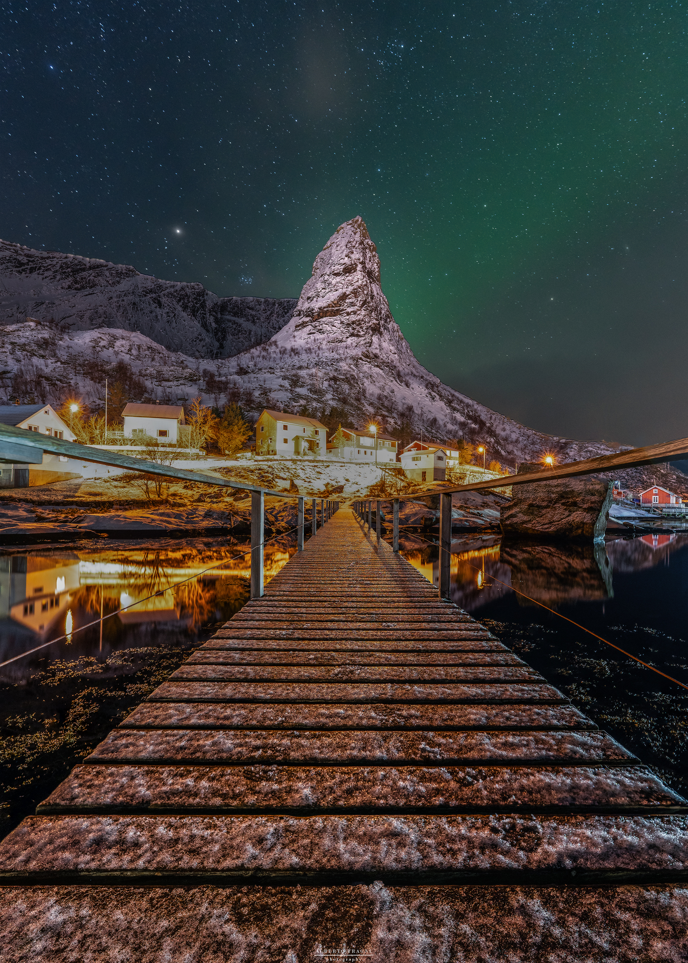 The wooden bridge of Reine and the Horn
