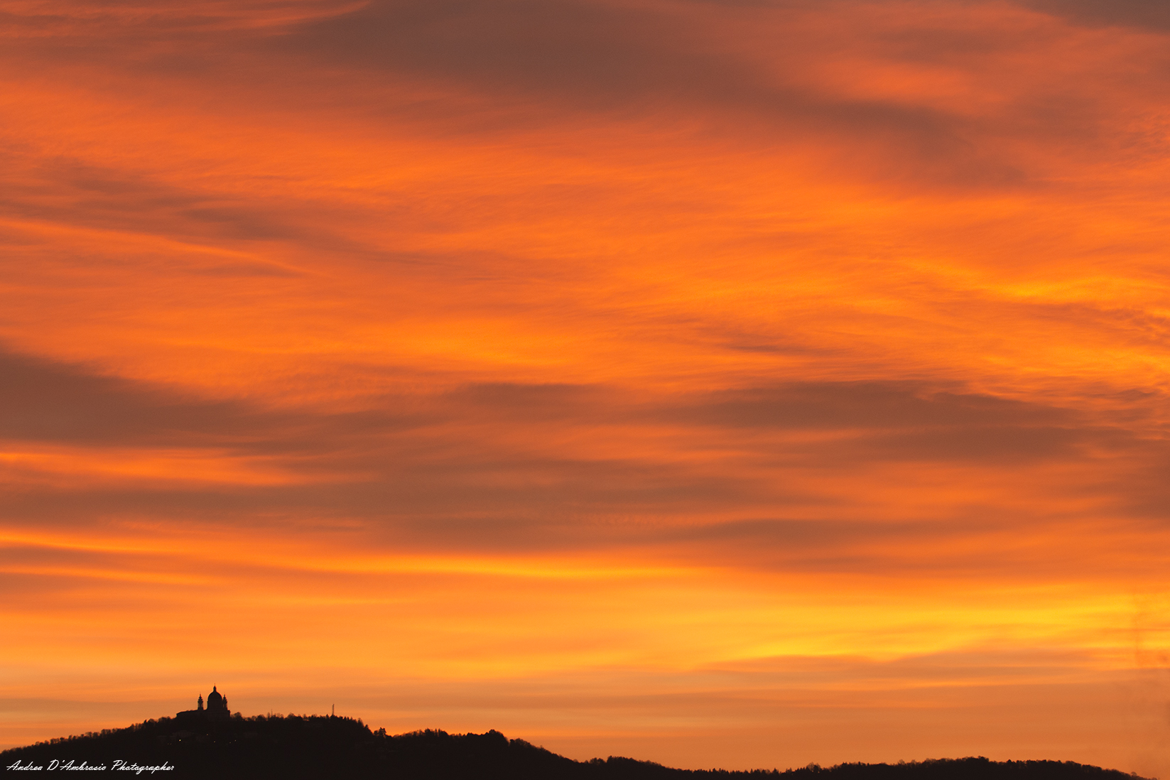 L'alba rossa avvolge Superga