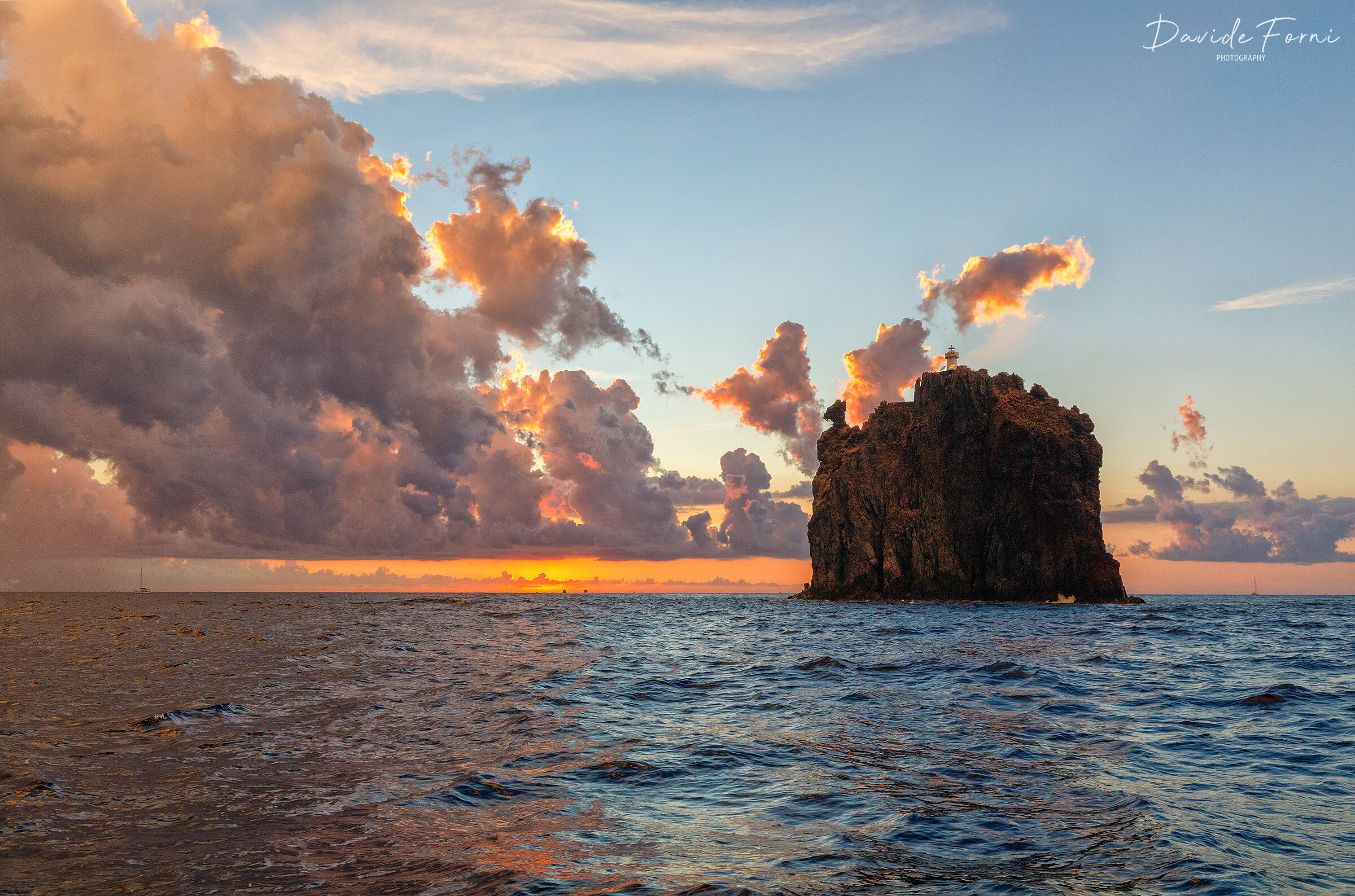 Tramonto estivo su Strombolicchio, Isole Eolie