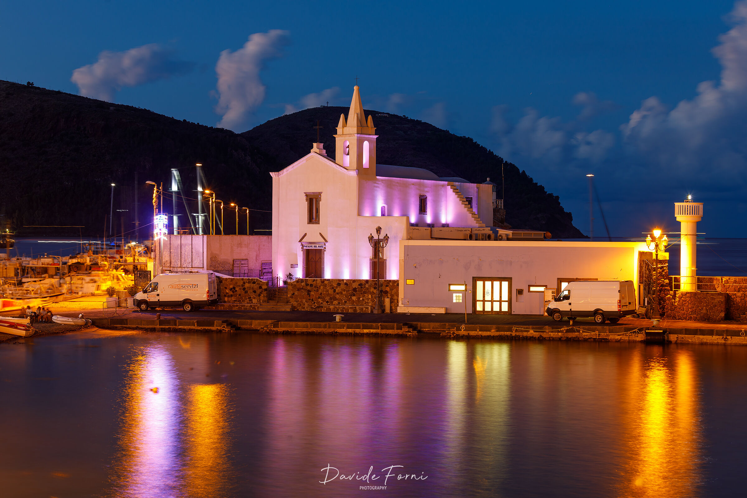 Lipari, ora blu al porto di Marina Corta