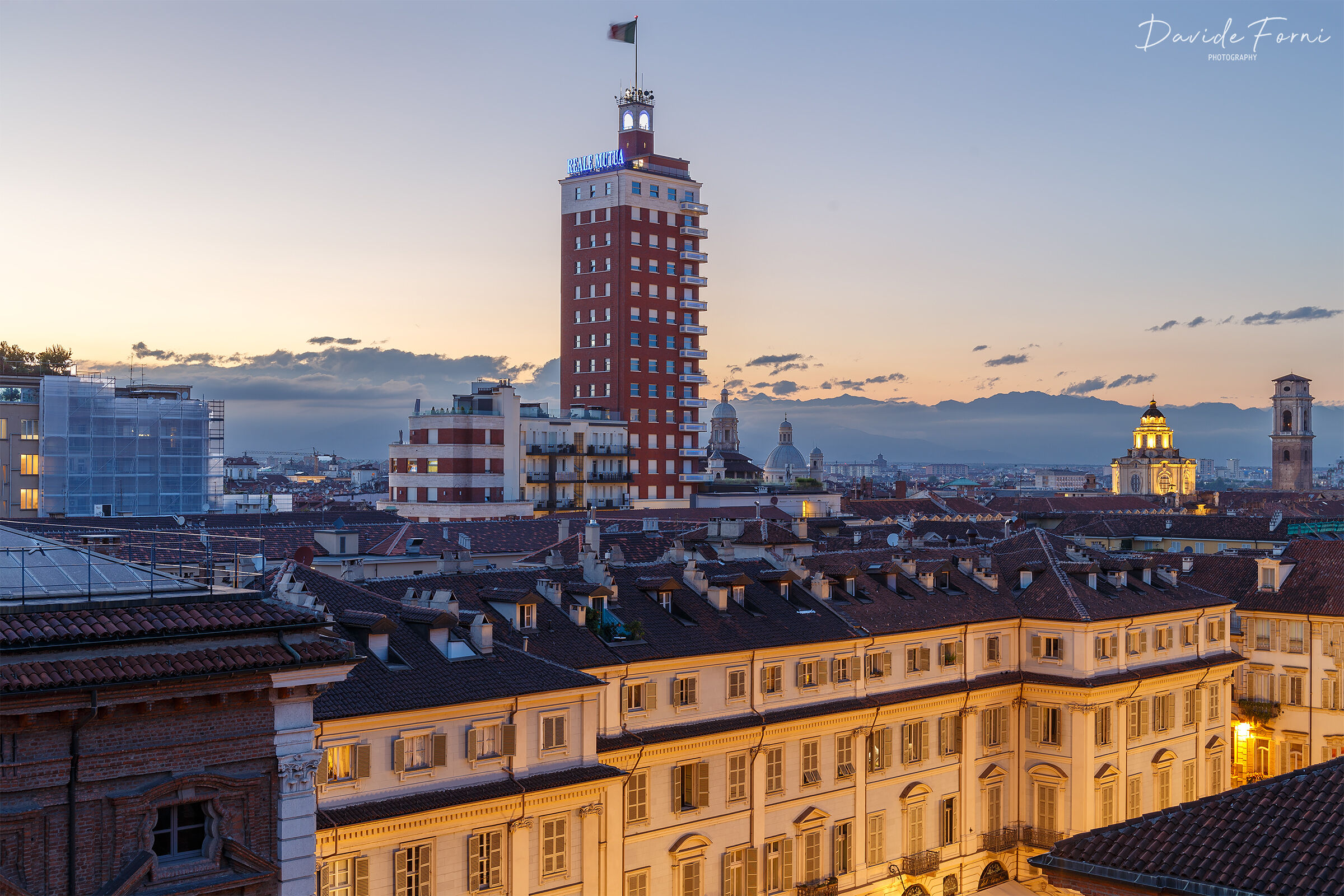 Torino, tramonto sulla Torre Littoria