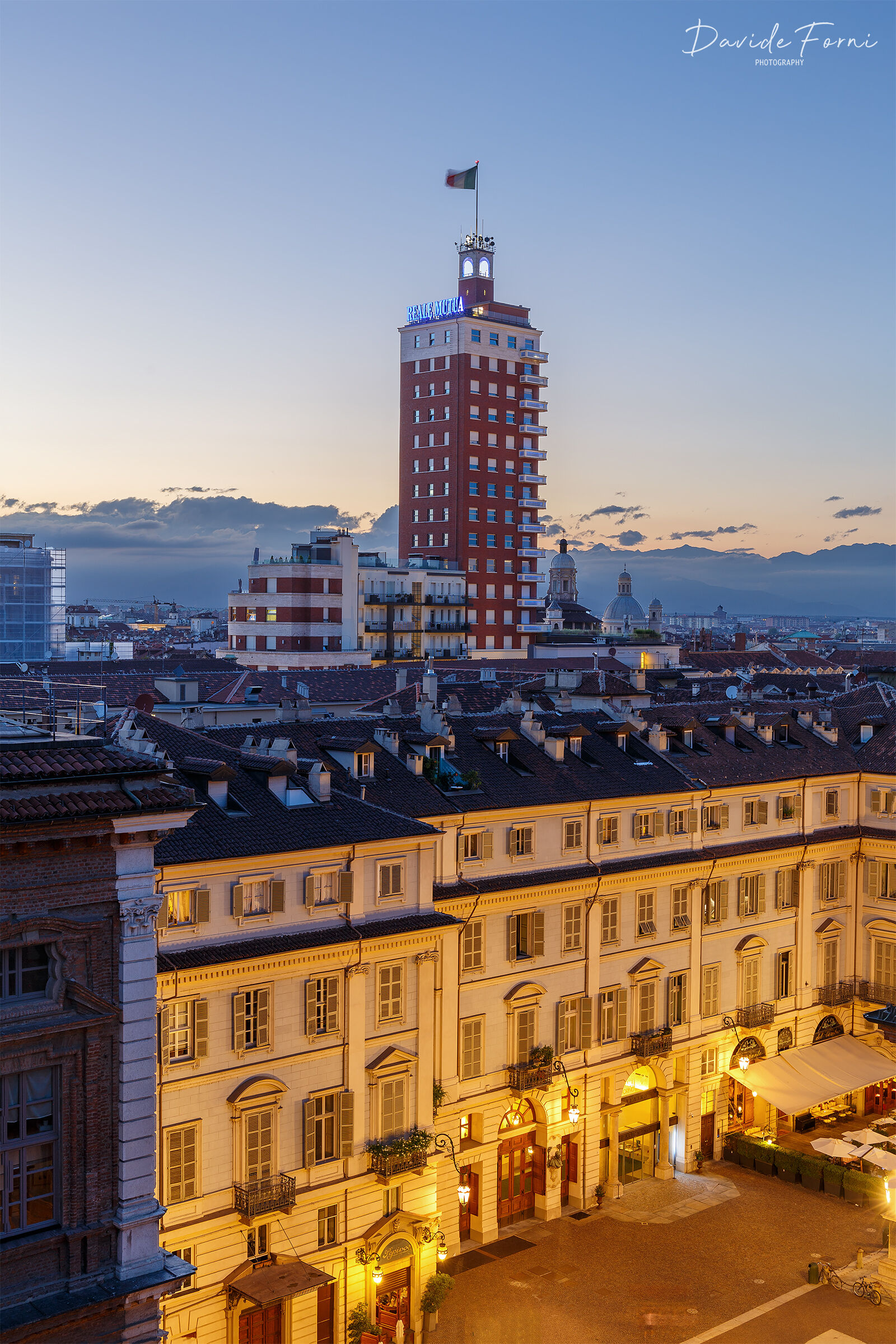 Centro di Torino, tramonto estivo sulla Torre Littoria