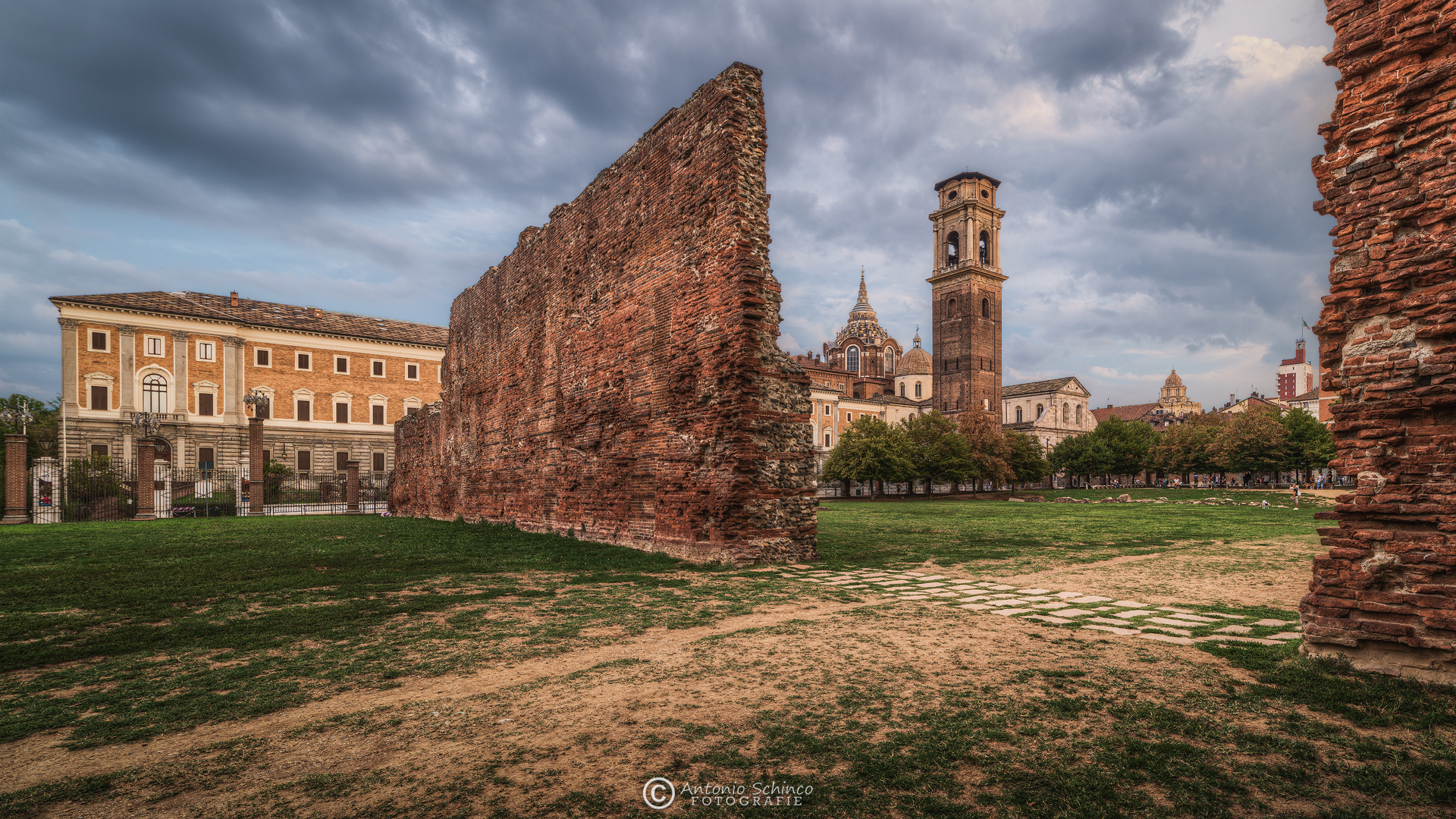 Il Duomo Di Torino Dal Parco Delle Torri Palatine