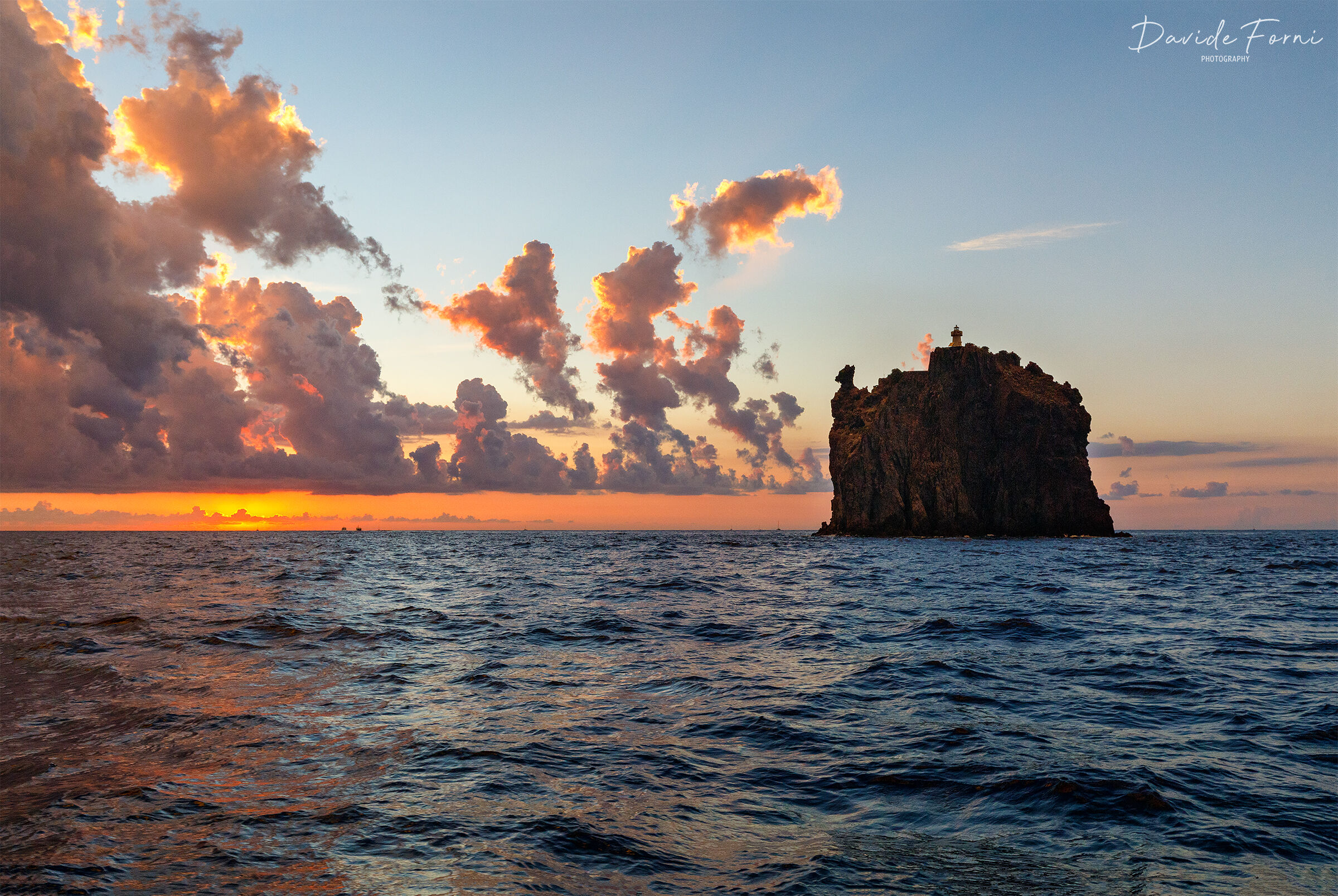 Altro scatto del magnifico tramonto su Strombolicchio..