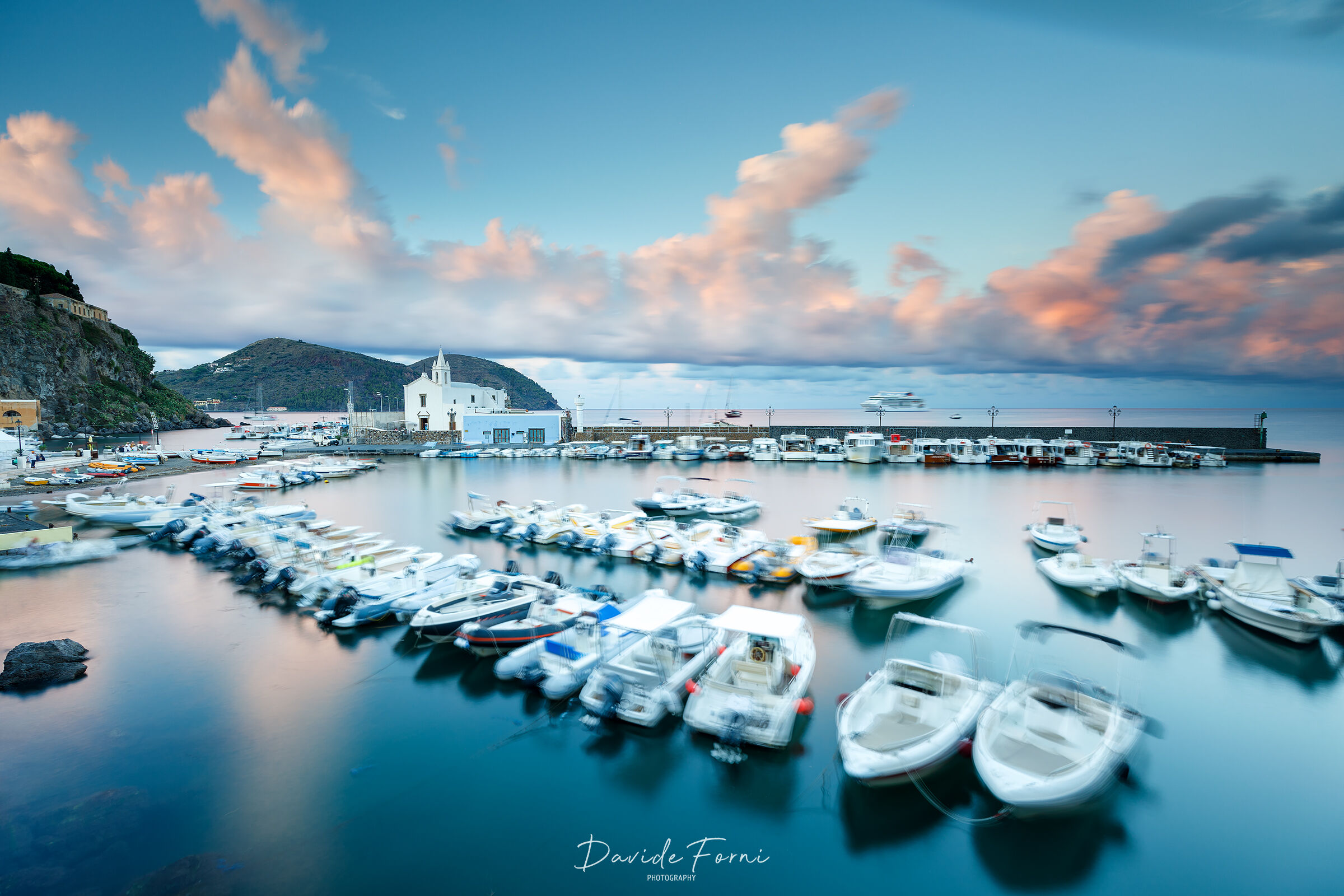 Lipari, tardo pomeriggio sul porto di Marina Corta