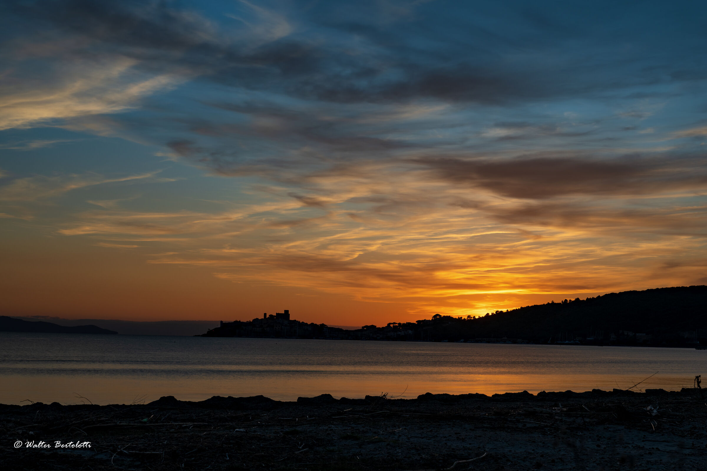 scende la sera su Talamone