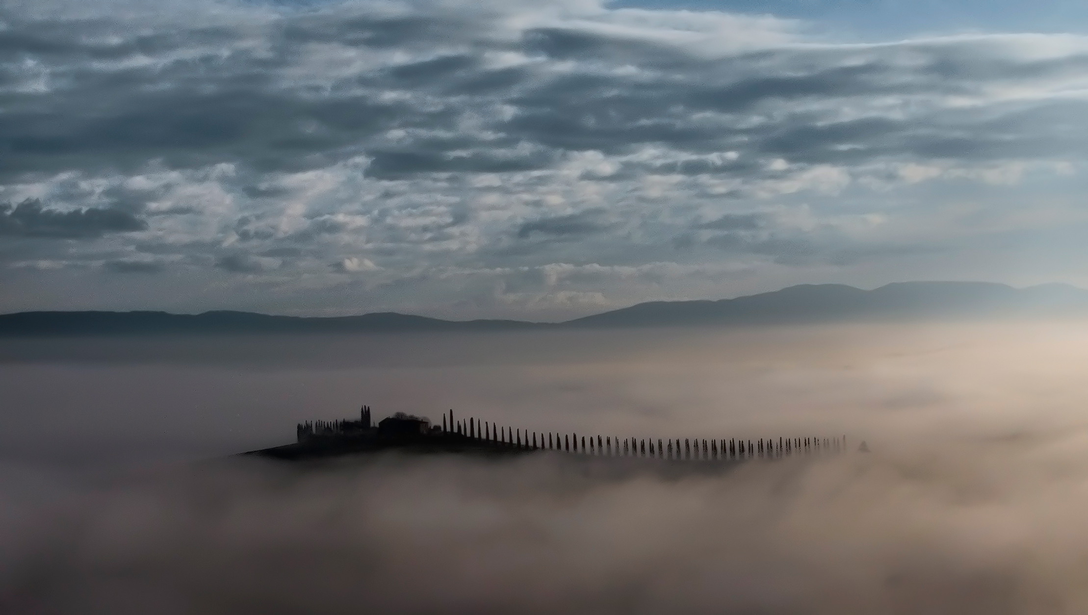 Poggio Covili nella nebbia